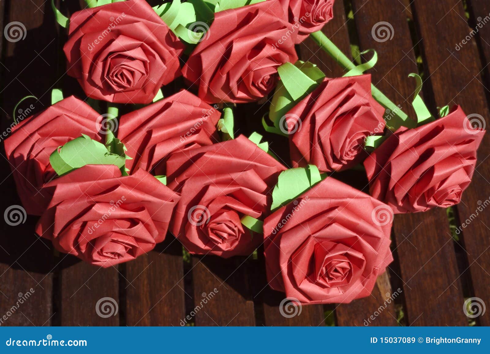 Rosas de papel rojas imagen de archivo. Imagen de handmade - 15037089 Rosas de papel rojas imagen de archivo. Imagen de handmade - 15037089