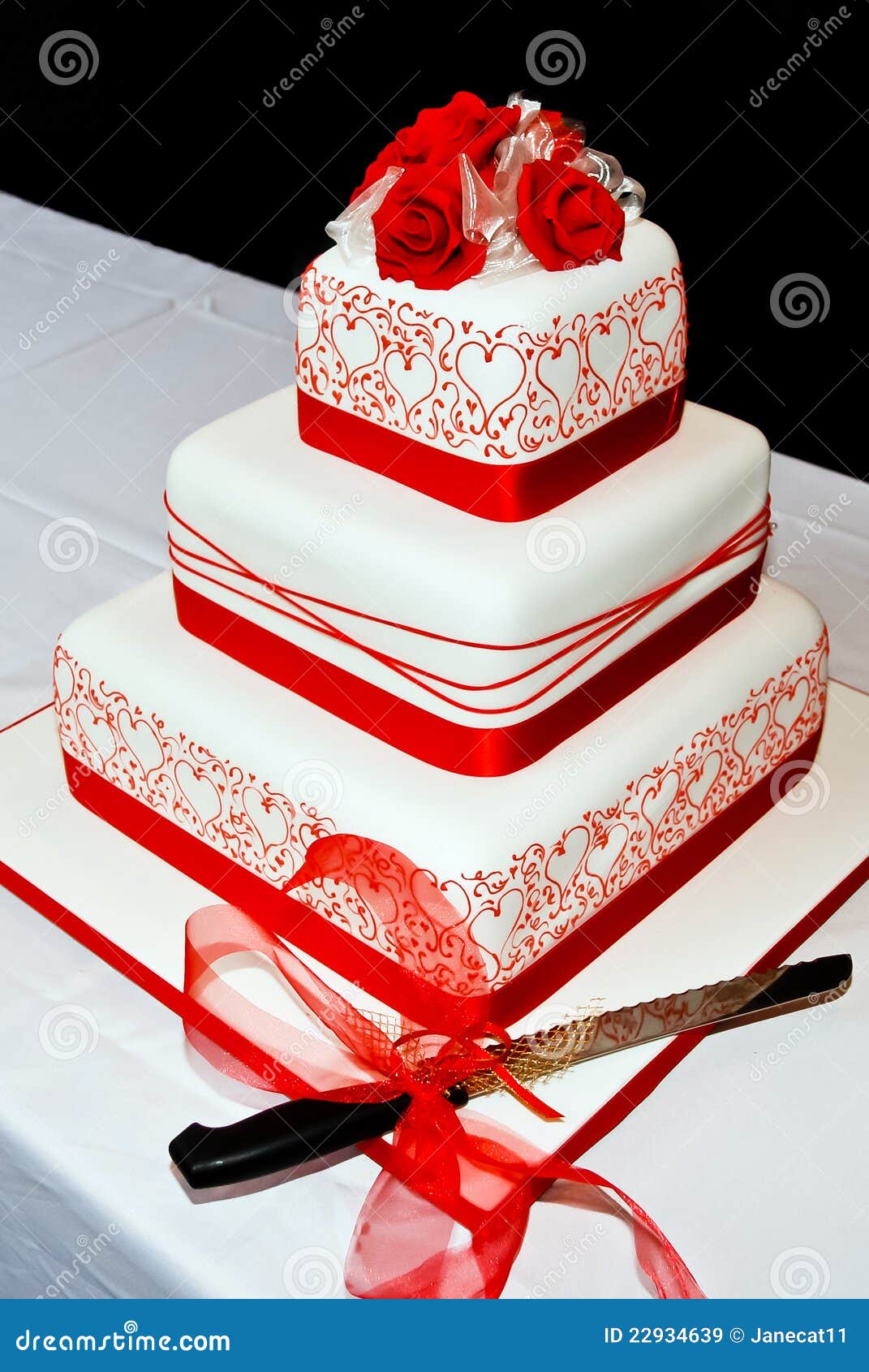 Bolo De Casamento Rosa Delicado Com Rosas E Lindas Flores Frescas Naturais  E Lírios Como Colocar Flores Frescas Em Um Bolo De but Foto de Stock -  Imagem de detalhes, flor: 169198006