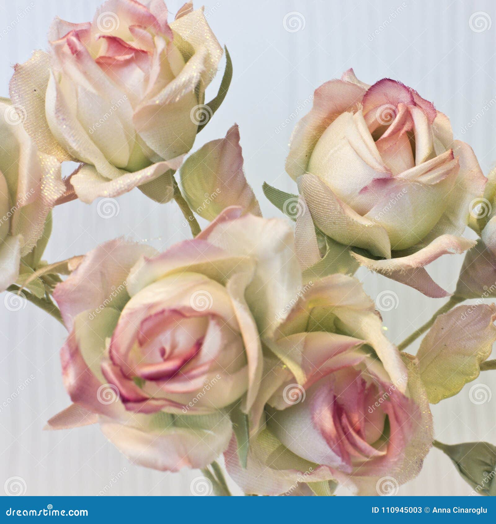 Rosas E Botões Cor-de-rosa Em Um Fundo Branco Flores Artificiais Dentro  Imagem de Stock - Imagem de folha, interior: 110945003