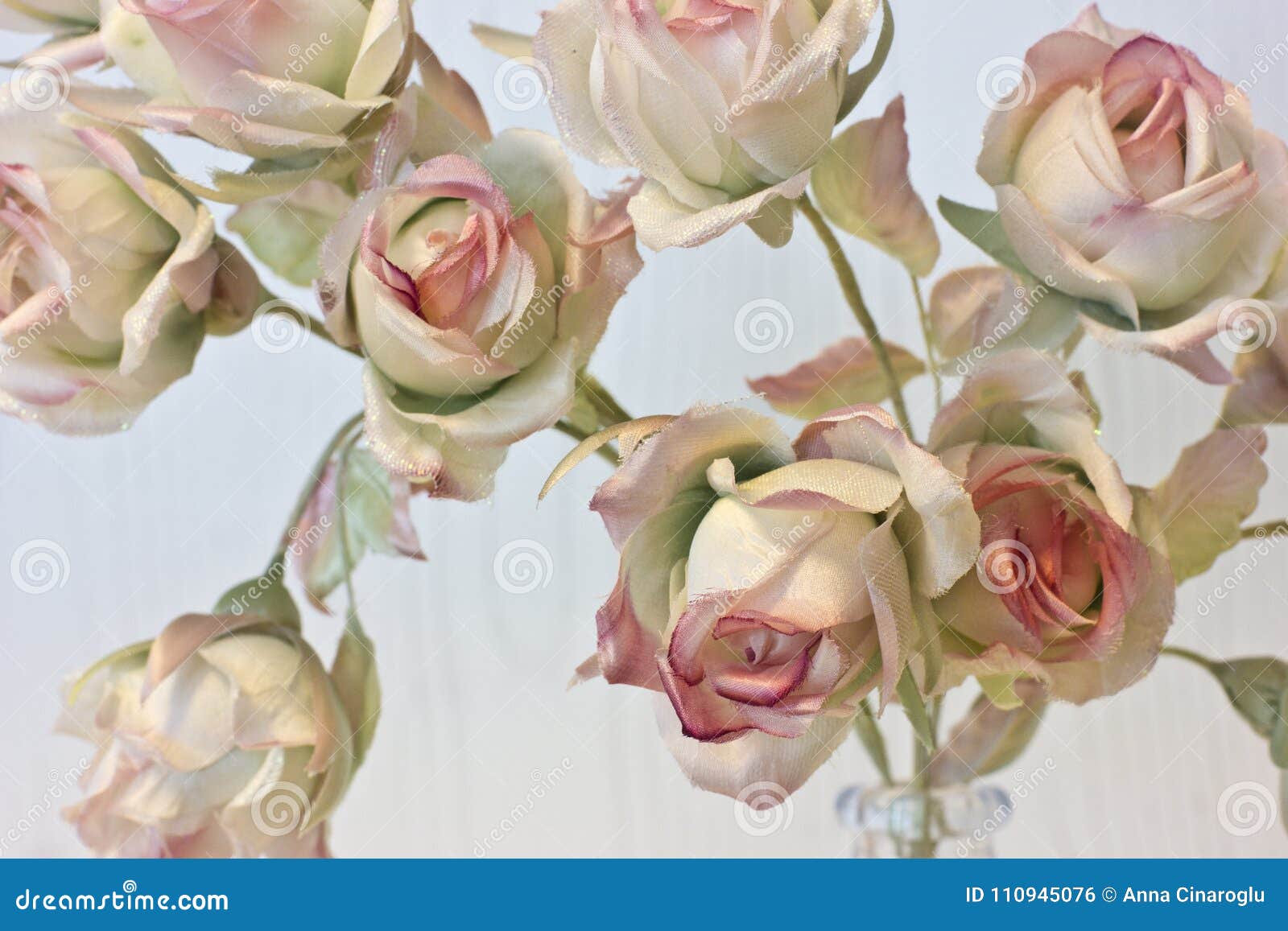 Rosas E Botões Cor-de-rosa Em Um Fundo Branco Flores Artificiais Dentro  Foto de Stock - Imagem de planta, arranjo: 110945076