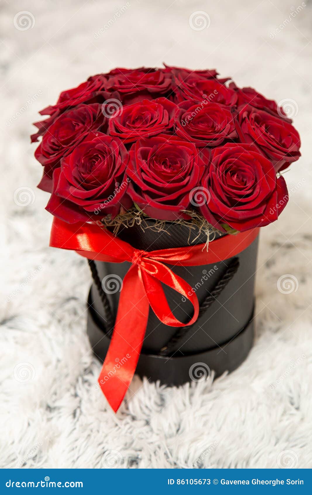 Rosas Rojas, Regalo Para Mi Esposa Hermosa Y Querida Para Su Cumpleaños  Imagen de archivo - Imagen de fortaleza, ramo: 86105673