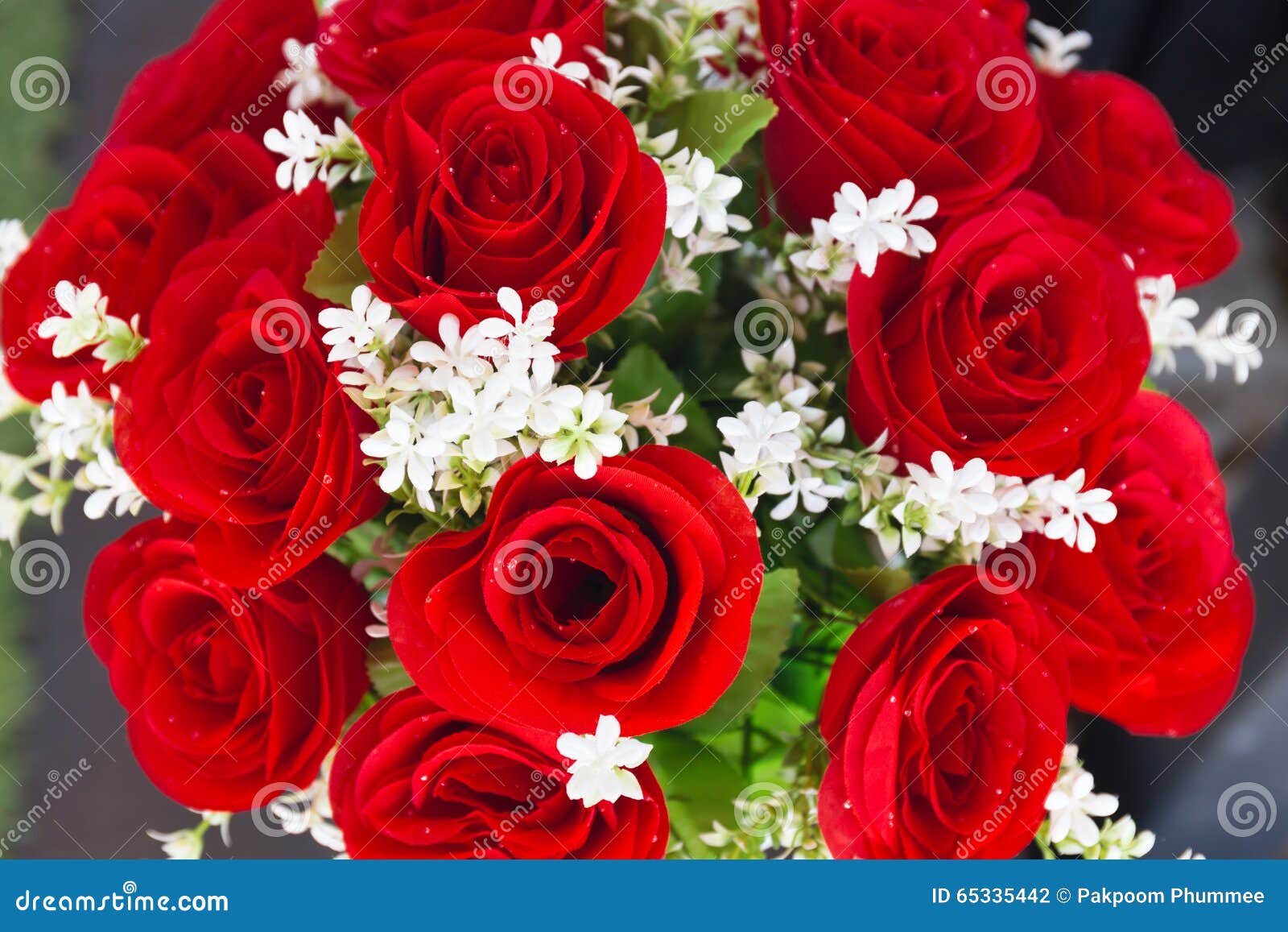 Rosas Vermelhas Das Flores Artificiais E Da Flor Branca Foto de Stock -  Imagem de feriado, vidro: 65335442