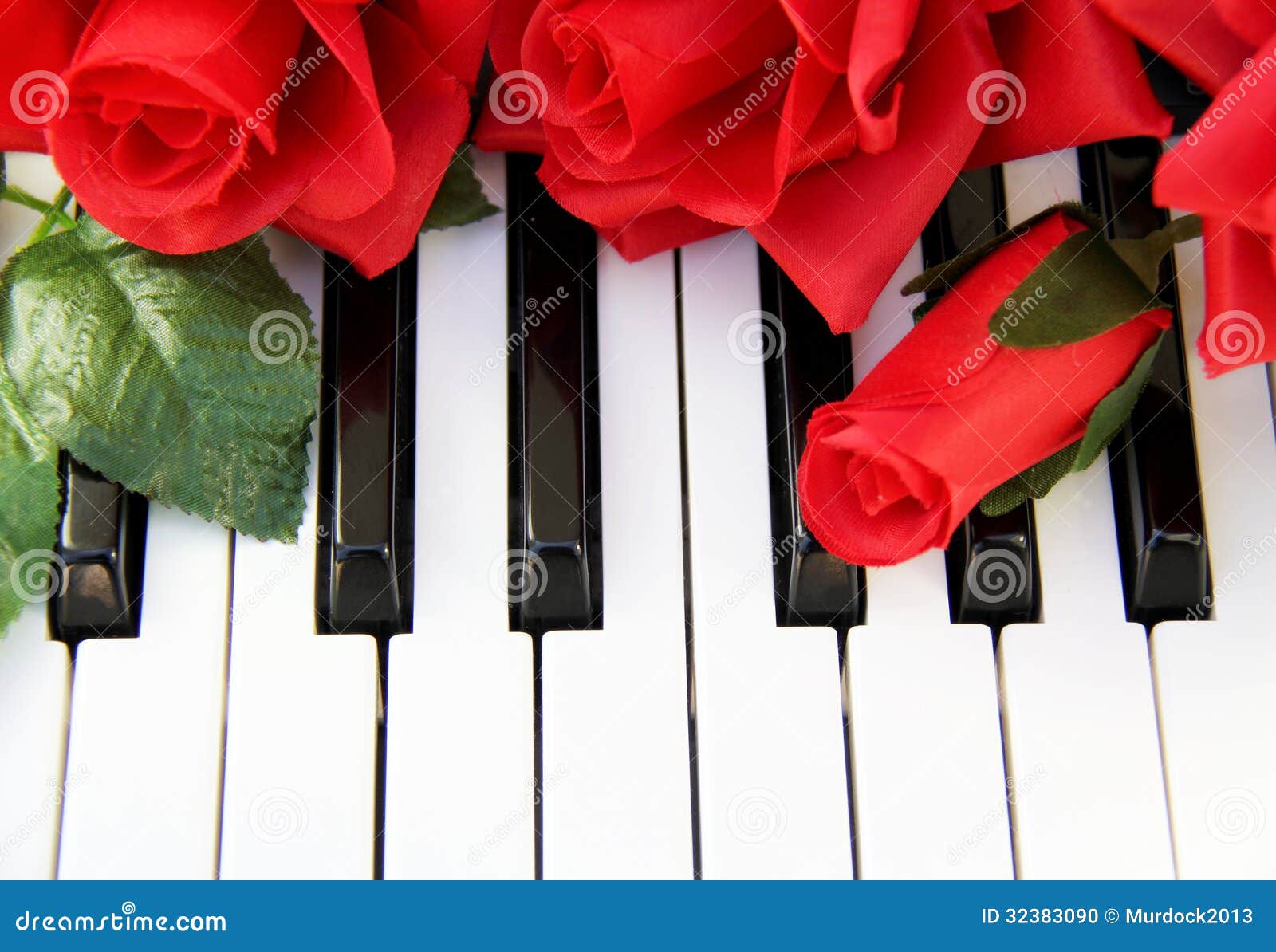 На клавишах тургенева. Пианино с цветами. Цветы на клавишах. Красные розы на рояле.