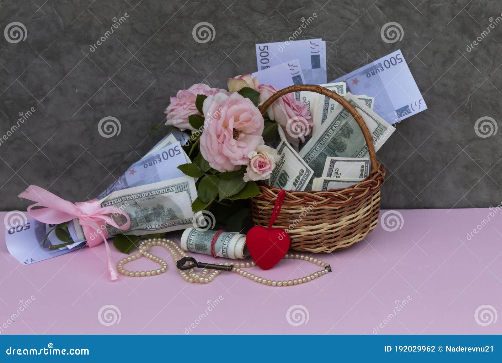 Rosas y dinero. foto de archivo. Imagen de ornamento - 192029962