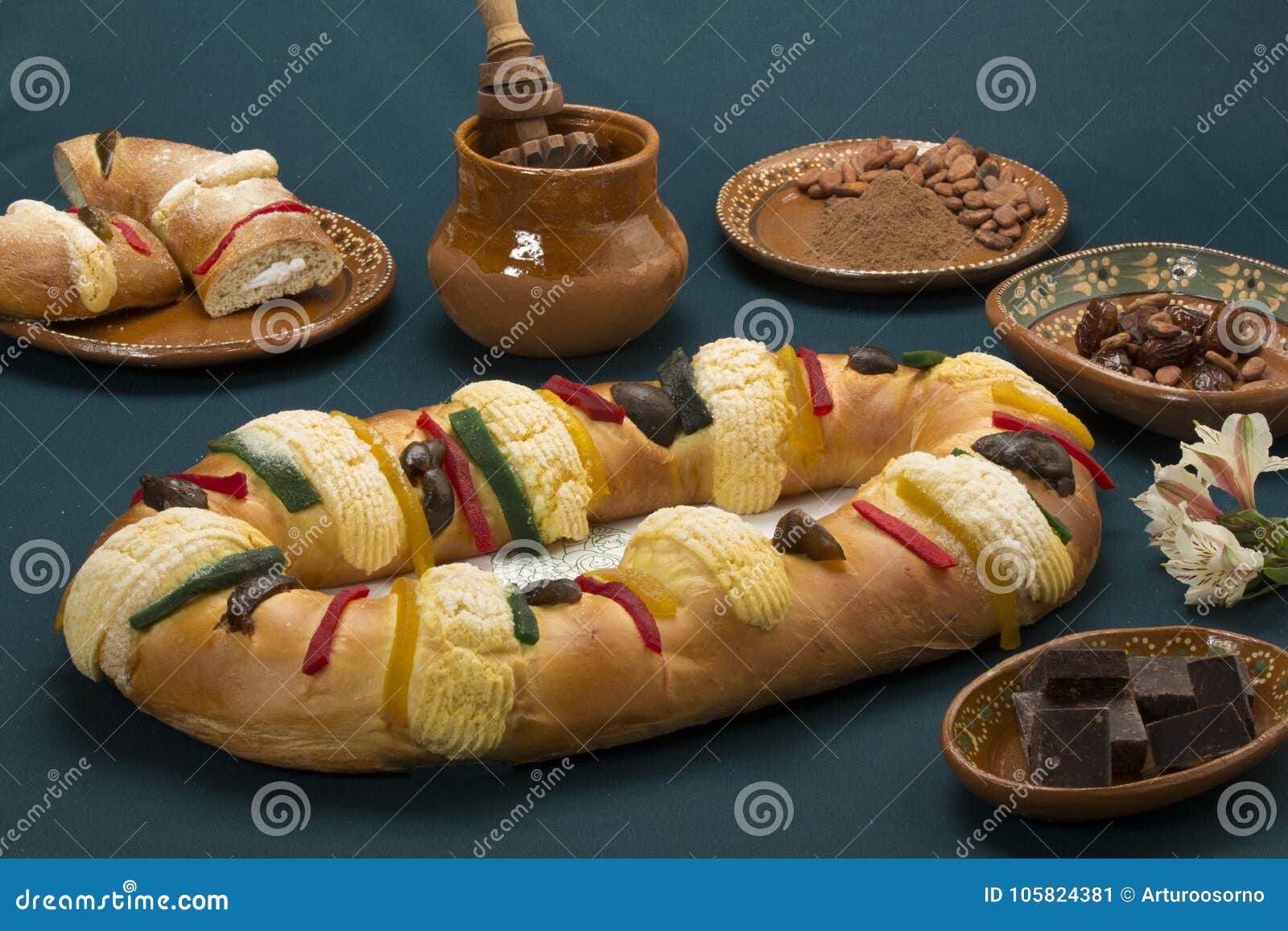 Rosca De Reyes Sobre O Fundo Verde Imagem de Stock - Imagem de