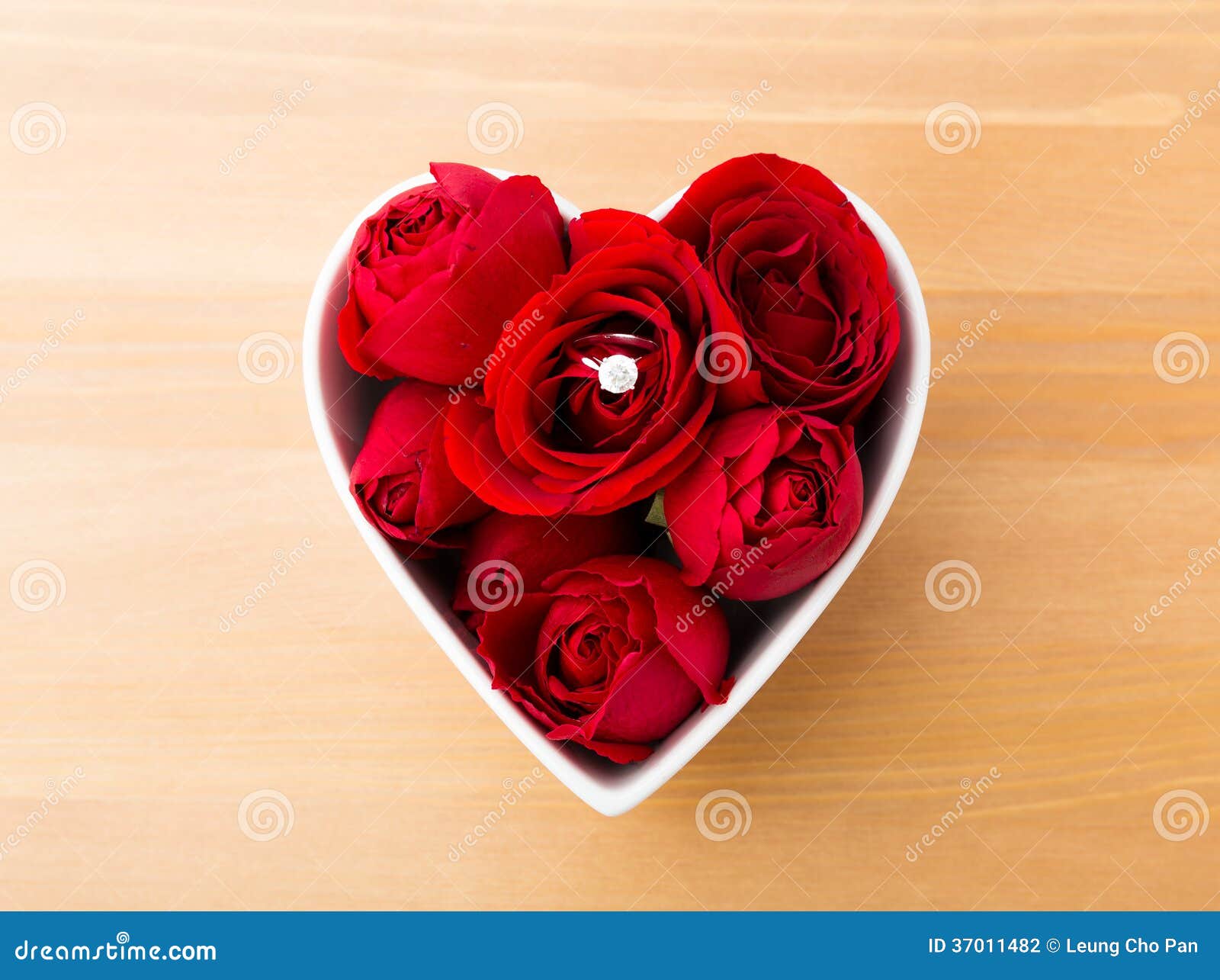 Rose Avec La Bague à Diamant à L'intérieur De La Cuvette De Forme De Coeur  Photo stock - Image du romantique, boucle: 37011482