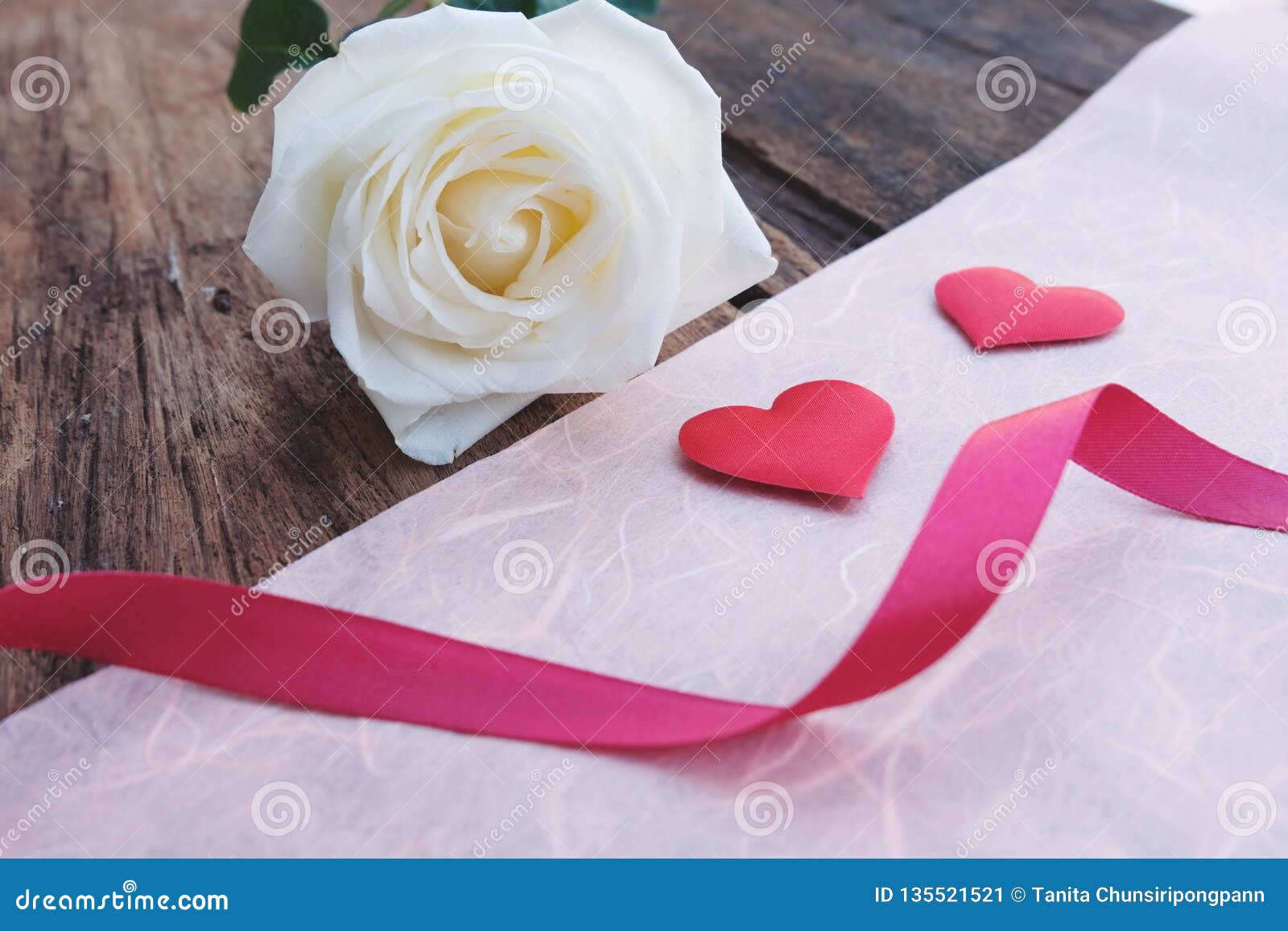 Rose Blanche Et Coeur Rouge Sur Le Plancher En Bois Fond Pour Valentine&  X27 ; Jour De S Image stock - Image du bouquet, fille: 135521521