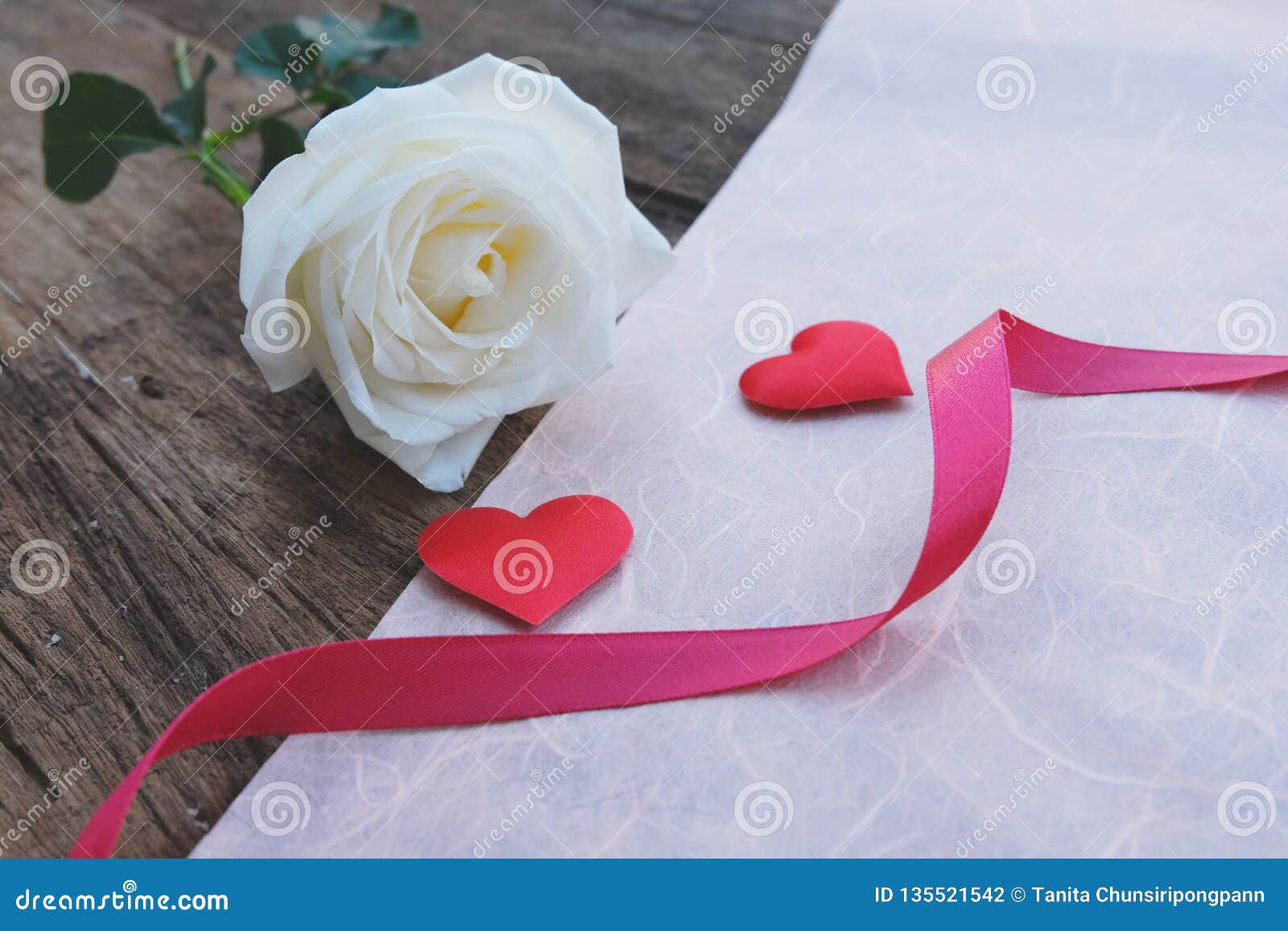 Rose Blanche Et Coeur Rouge Sur Le Plancher En Bois Fond Pour Valentine&  X27 ; Jour De S Photo stock - Image du coeur, étage: 135521542