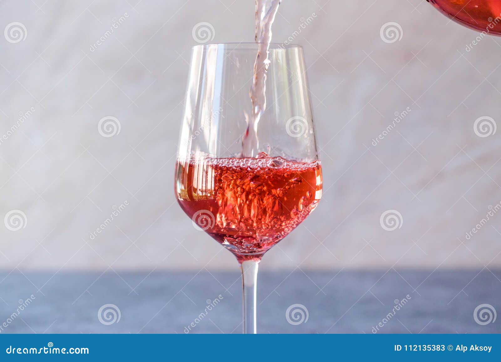 Rose Blush Wine Rose De Versement Au Verre Image stock Image du brun, copie 112135383