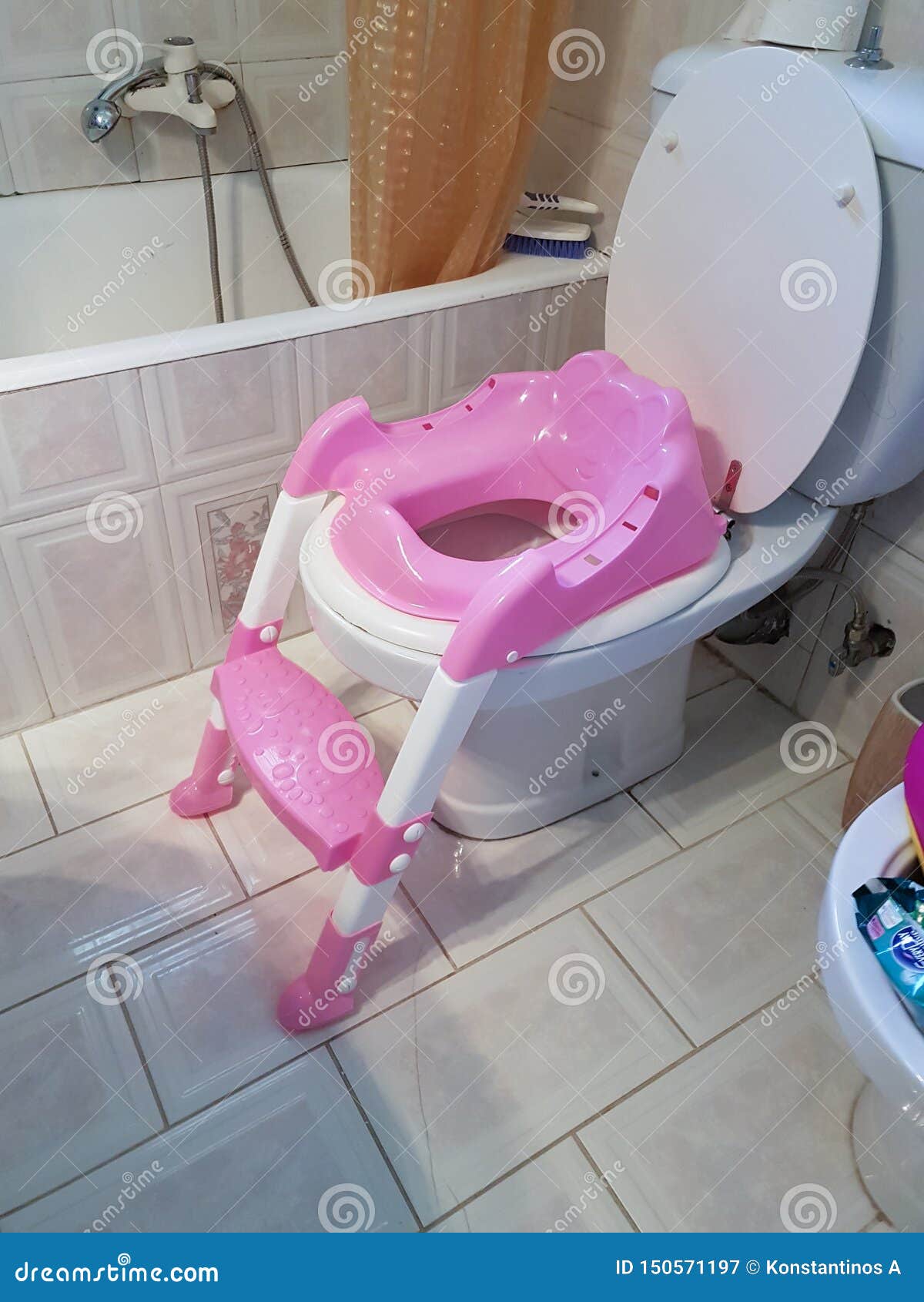 Rose De Siege Des Toilettes De Bebe Pour L Etude De Fille Image Stock Image Du Fille Gosse Rose De Siege Des Toilettes De Bebe Pour L Etude De Fille Image Stock Image Du Fille Gosse