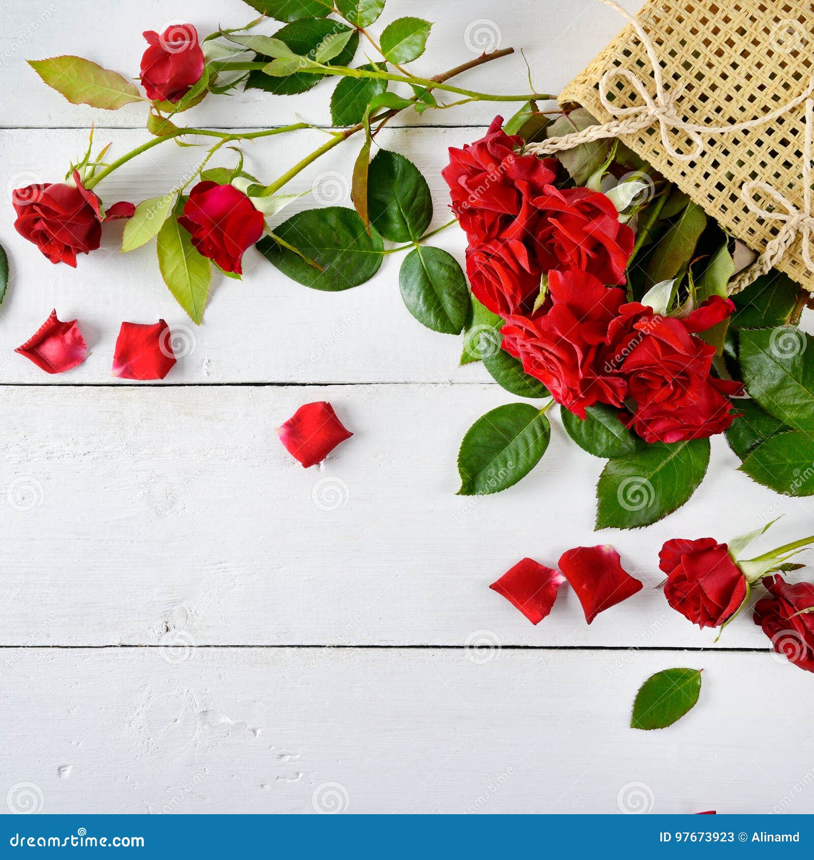 Fiorisce la composizione Rose rosse su un fondo di legno bianco Disposizione piana, vista superiore