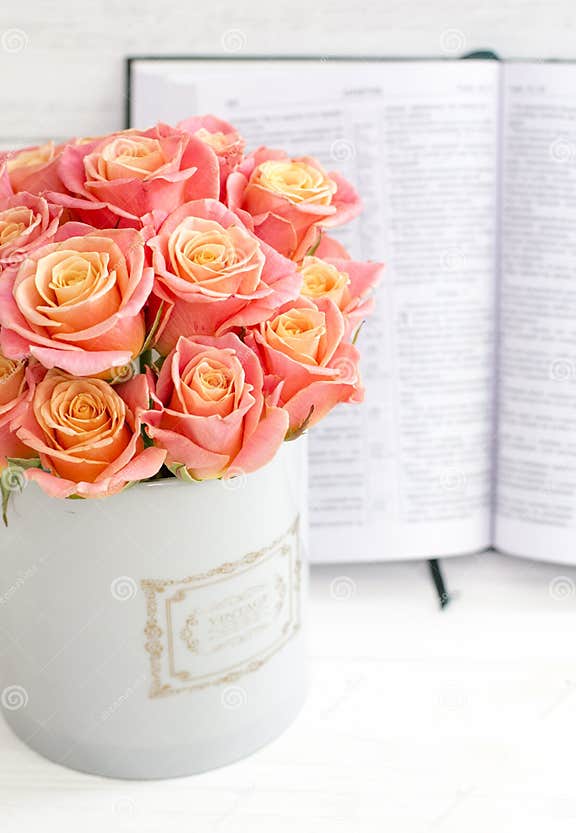 Significato Della Rosa Nella Bibbia Rose in Una Scatola Rotonda E Nella Bibbia Belle Rose Rosa Su Un Fondo