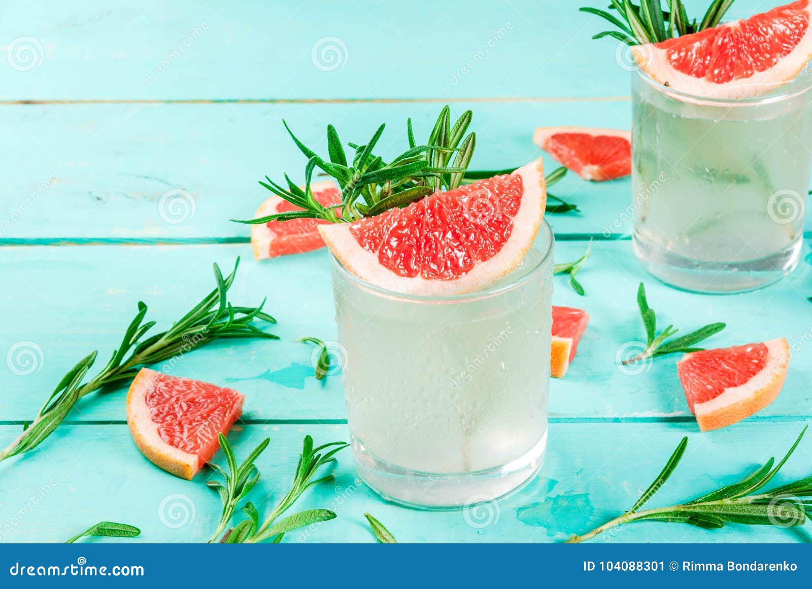 Rosemary, Pomelo Y Gin Cocktail Imagen de archivo Imagen de jugo