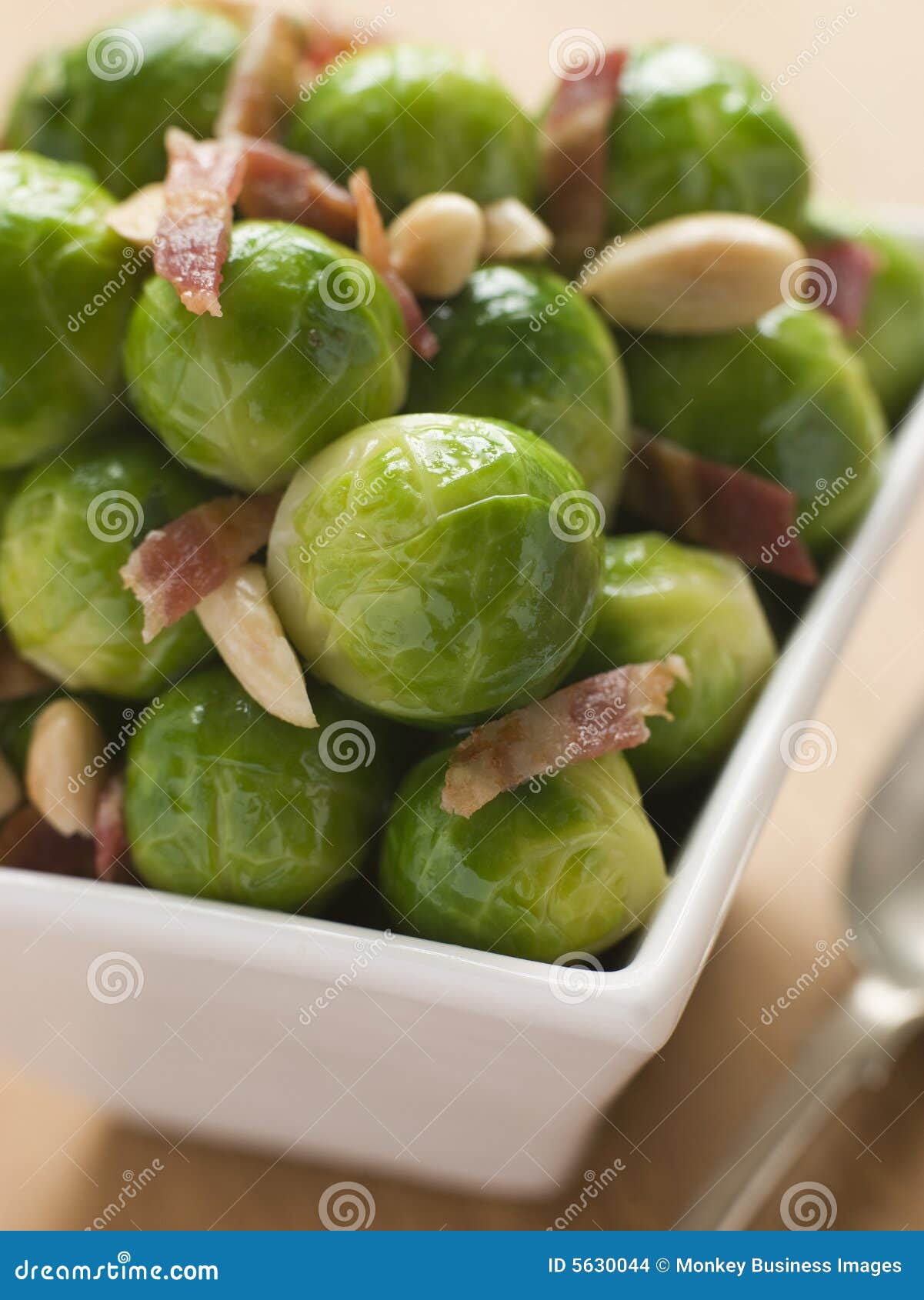 Rosenkohl Mit Gebratenem Speck Und Mandeln Stockfoto - Bild von ...