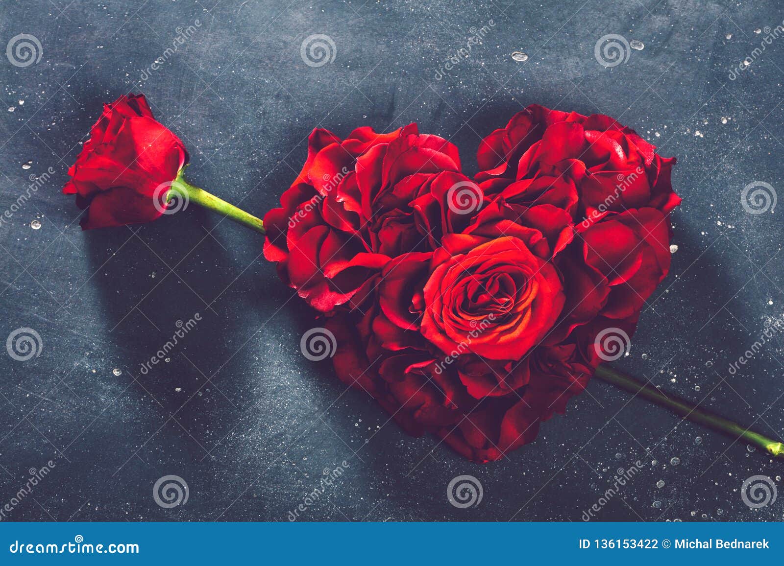 Roses En Forme De Coeur Et Fleur Rose Photo Stock Image Du Cadeau Gris 136153422