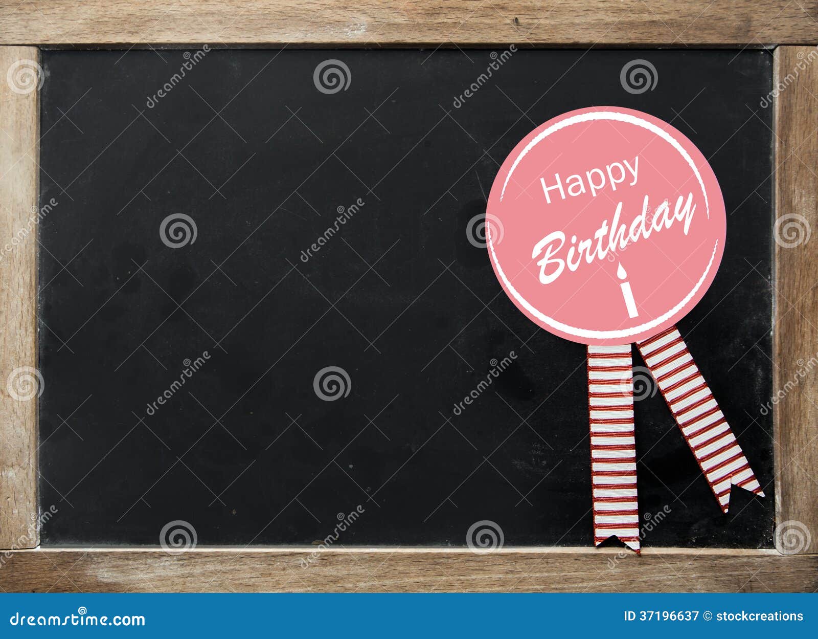 Rosette De Joyeux Anniversaire Sur Une Ardoise De Vintage Image Stock Image Du Fond Down