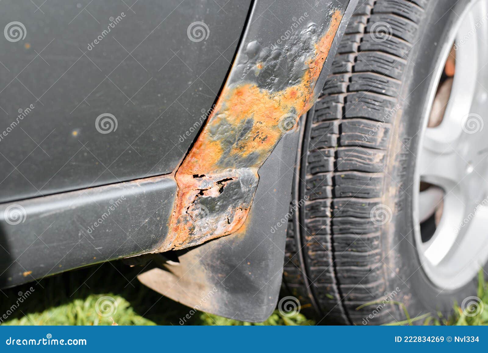 https://thumbs.dreamstime.com/z/rost-und-besch%C3%A4digung-der-karosserie-metall-korrosion-farbe-zerfallen-l%C3%B6cher-auto-kotfl%C3%BCgel-nahaufnahme-222834269.jpg