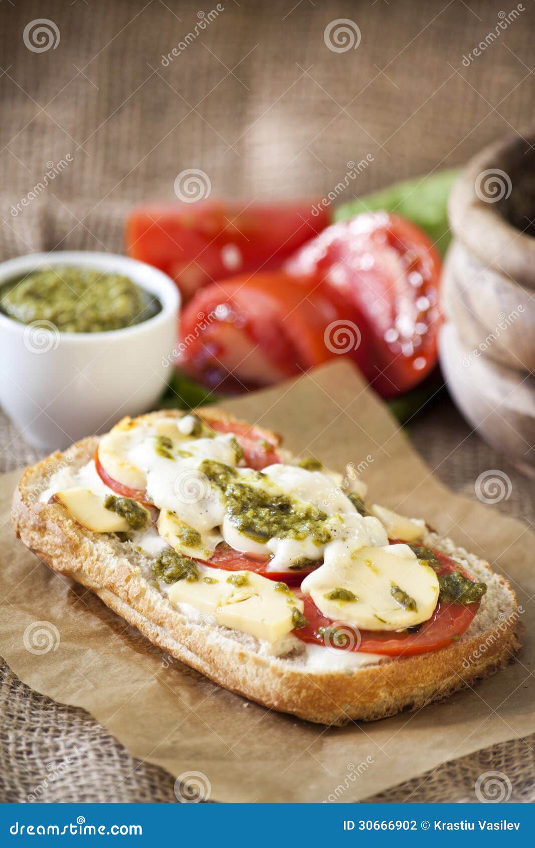 Rostat bröd med ost och tomat och pesto