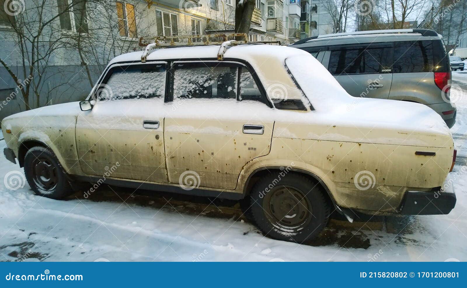 Schneedecke Mit Rostigem, Weißem Auto Vaz 2105 Oder Lada