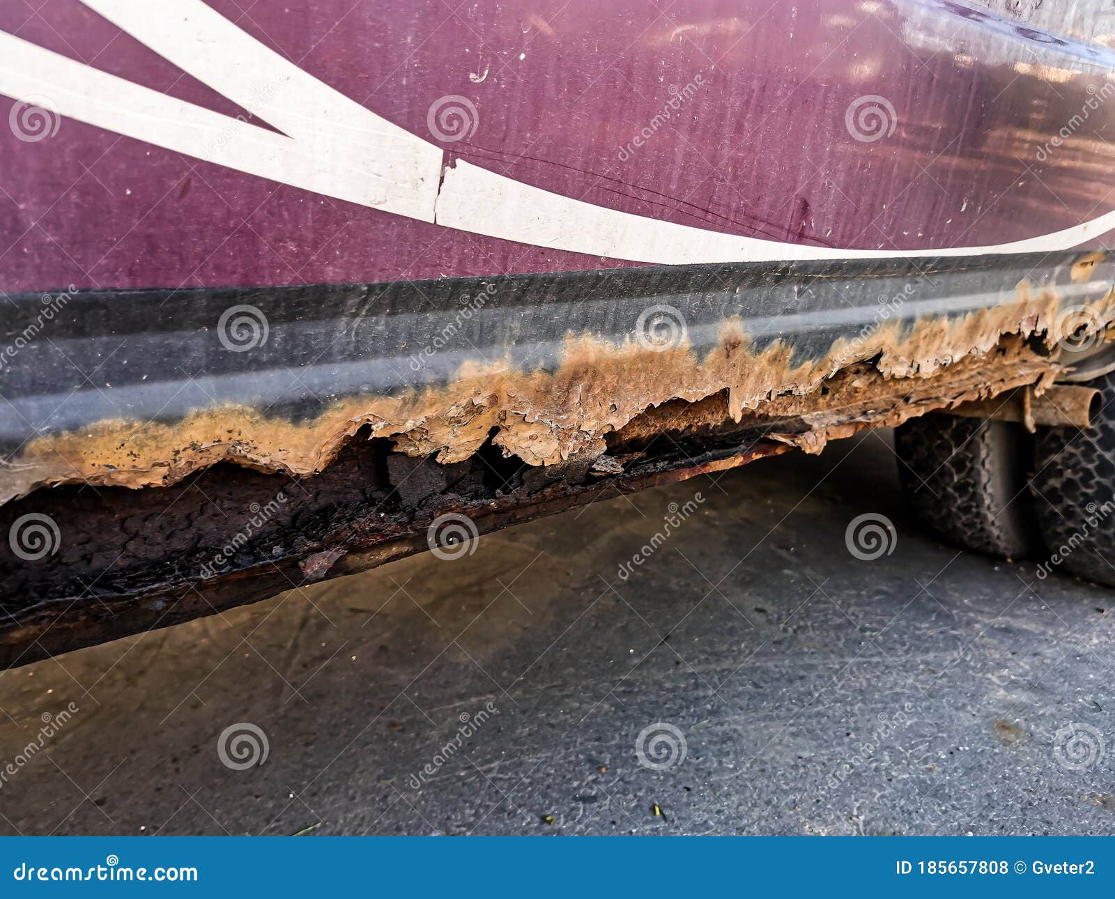 Rostige Und Schmutzigen Autoschwelle Durch Korrosion. Loch in Der Schwelle  Stockfoto - Bild von maschine, beschädigt: 185657808