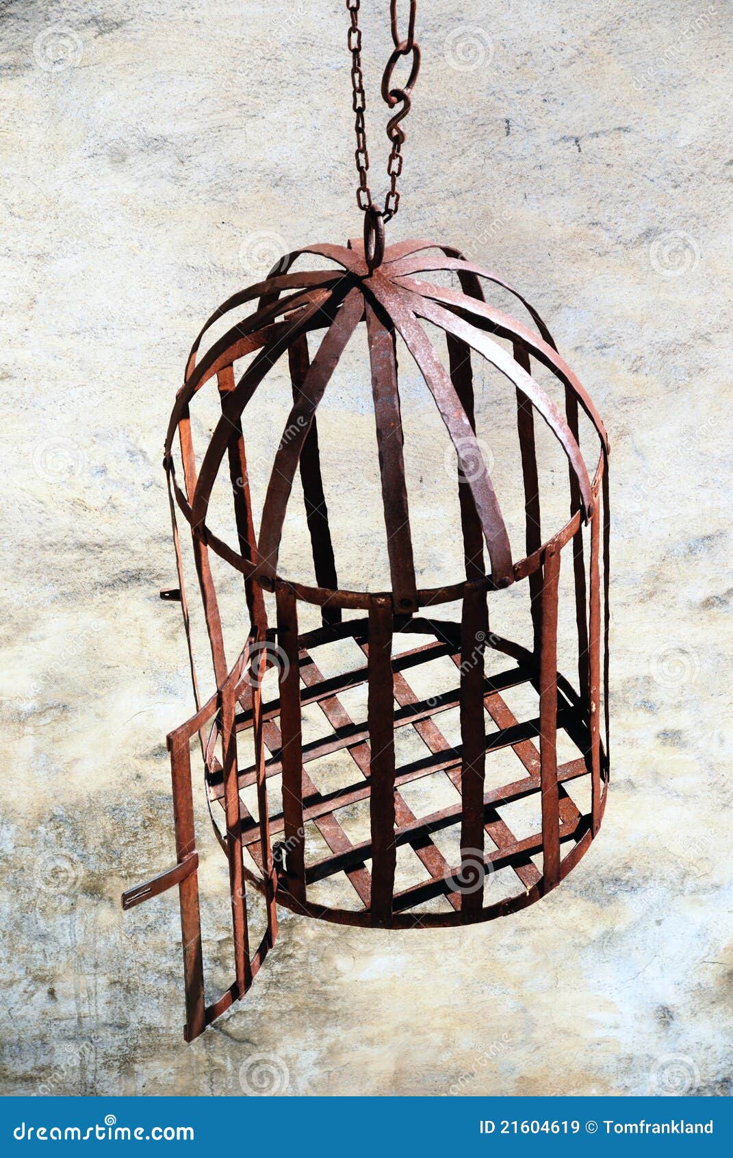 Rusty cage. Ржавая клетка. Ржавчина на клетке. Ржавая клетка из арматуры. Клетка из цепей.