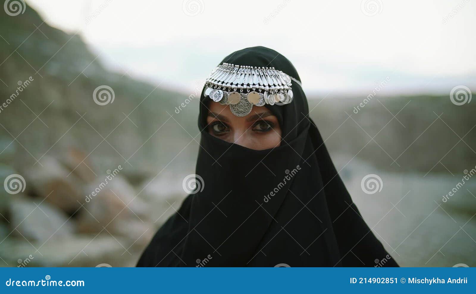 Rosto Com Joias De Aliciante Muçulmano Usando Lenço Hijab Tradicional foto foto