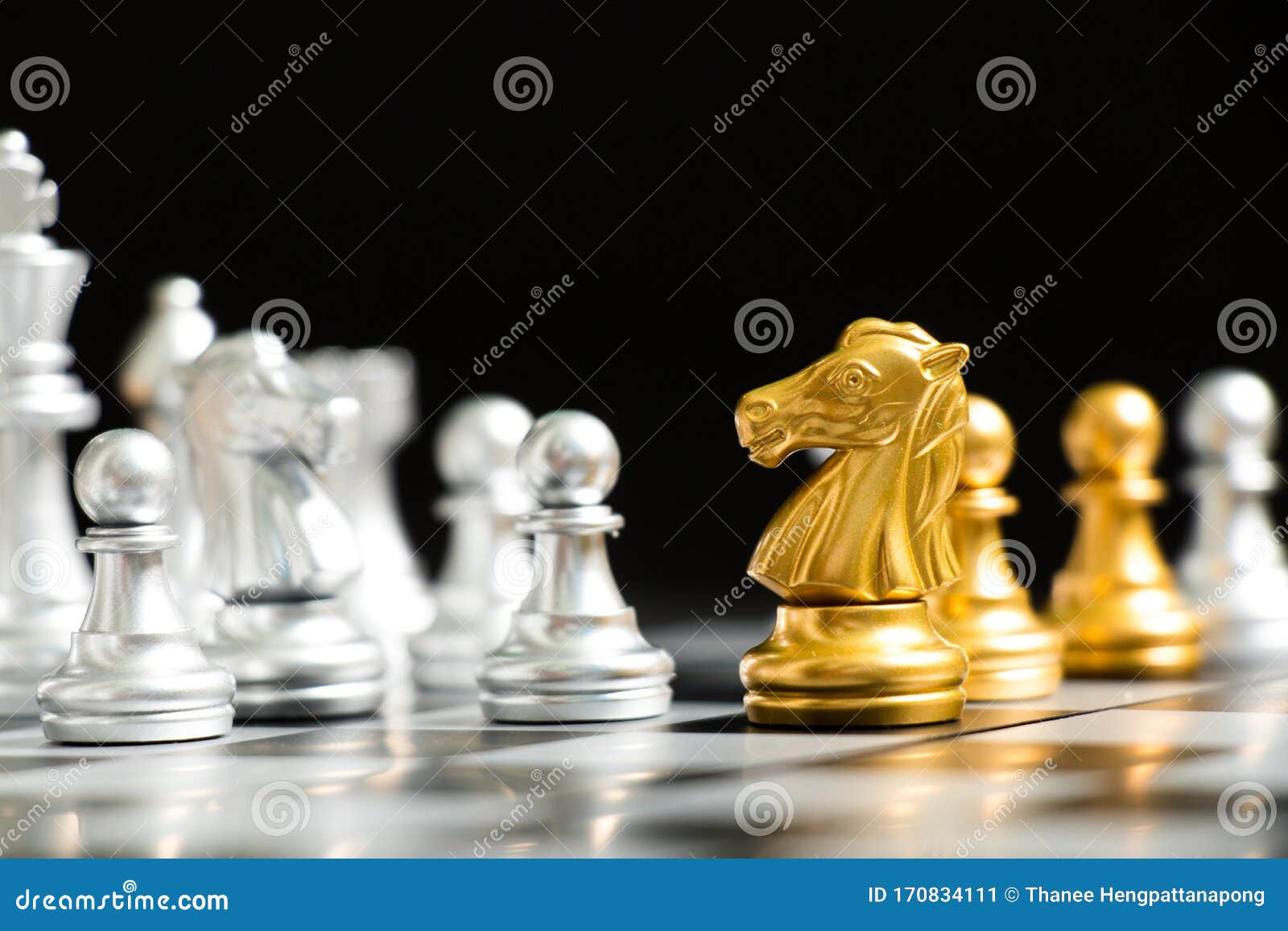 Batalha de xadrez derrota peão da equipe de prata . fotos, imagens