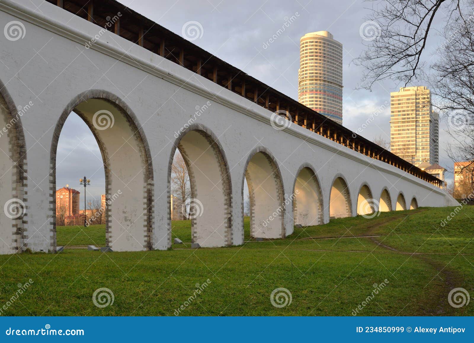 rostokino aqueduct, also known as millionny bridge, stone aqueduct over yauza river in rostokino district, built in 1780-1804, mos