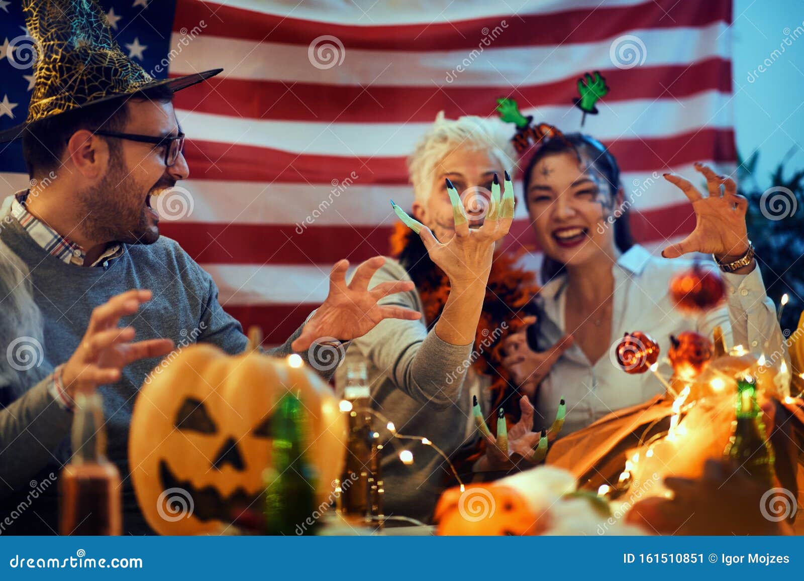Rostos Assustadores Monstros De Marshmallow Em Xícara De Café Para  Halloween Foto de Stock - Imagem de conceito, monstro: 199278486