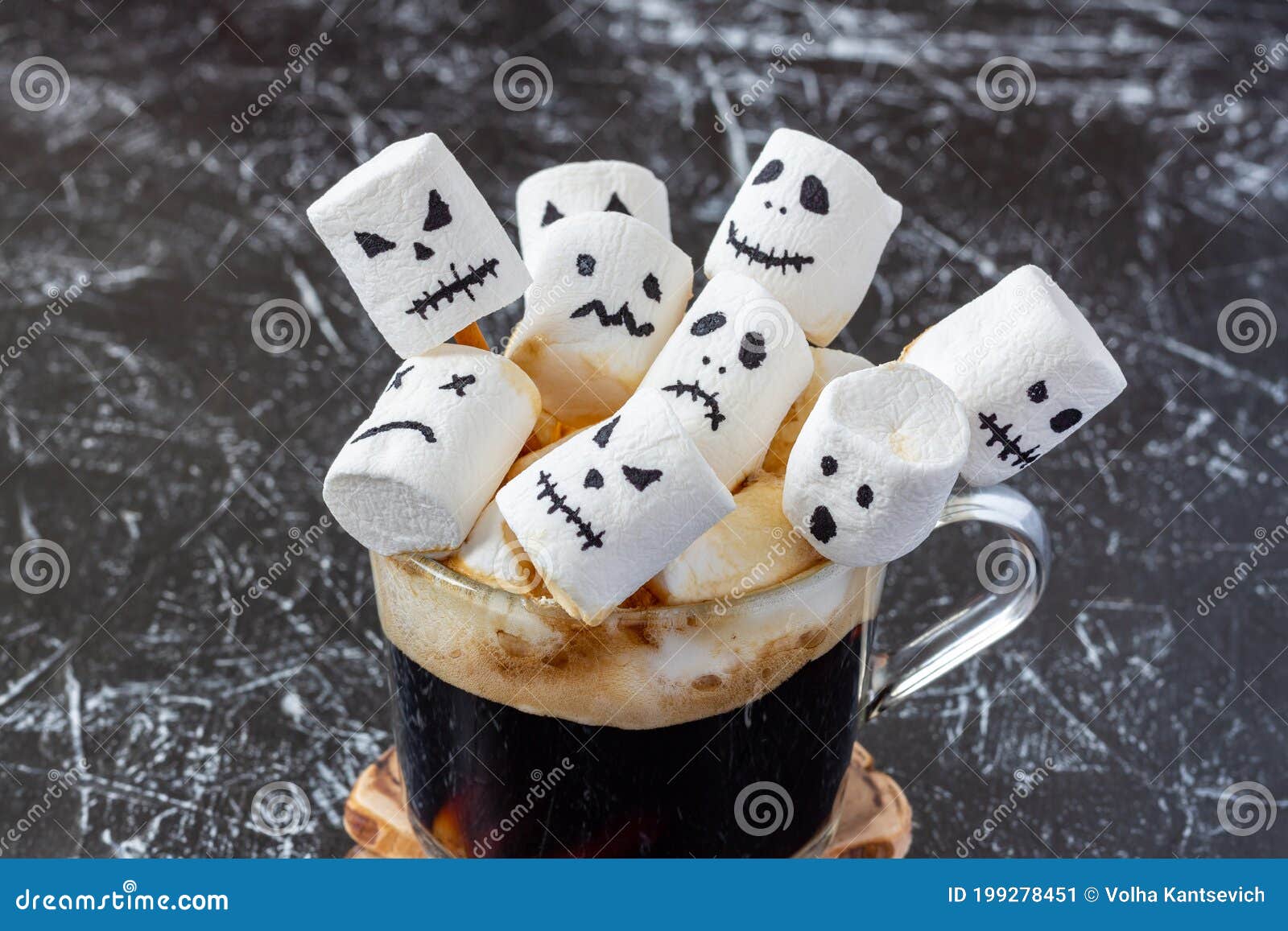 Rostos Assustadores Monstros De Marshmallow Em Xícara De Café Para  Halloween Foto de Stock - Imagem de conceito, monstro: 199278486