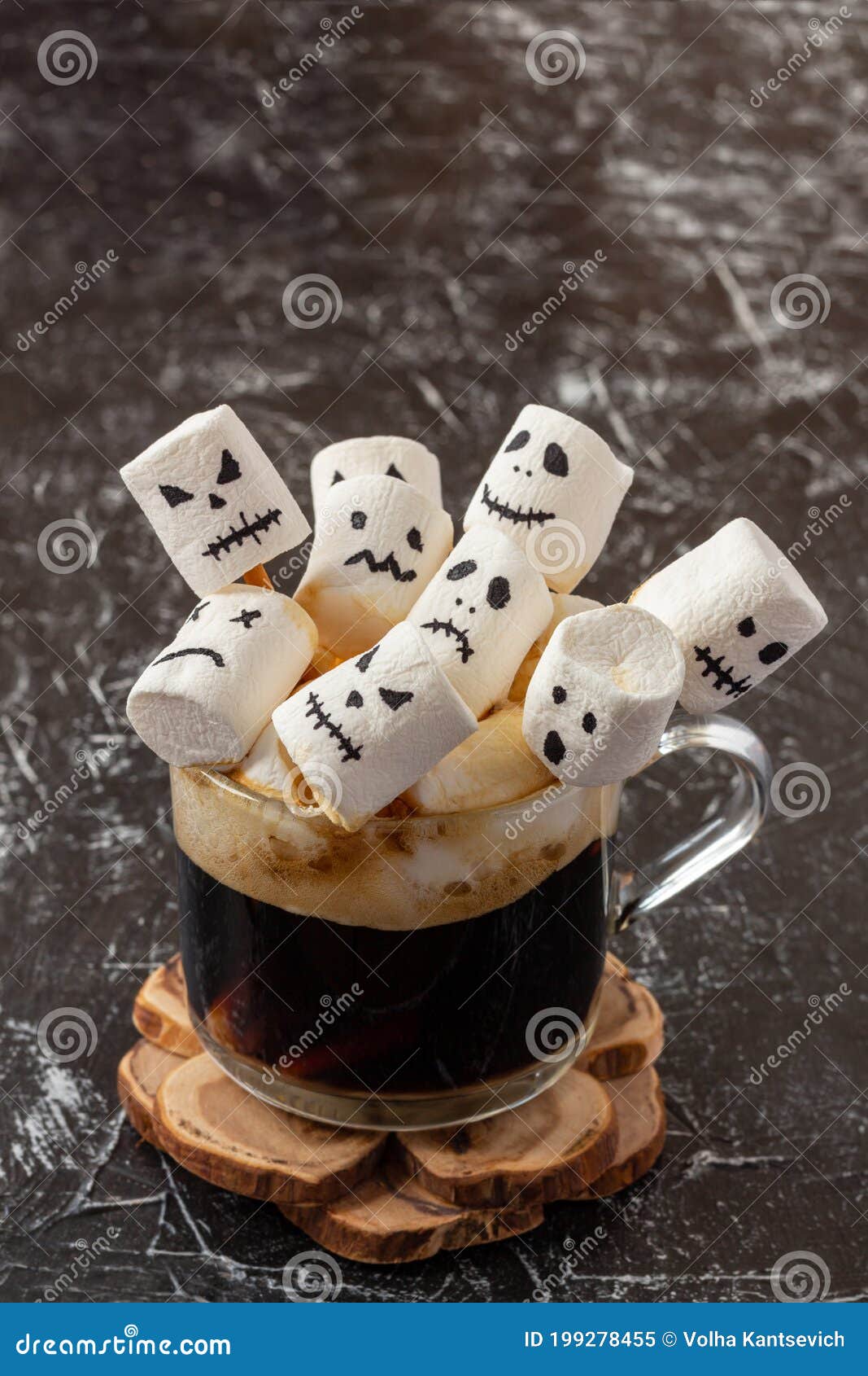Rostos Assustadores Monstros De Marshmallow Em Xícara De Café Para  Halloween Imagem de Stock - Imagem de feriado, preto: 199278455