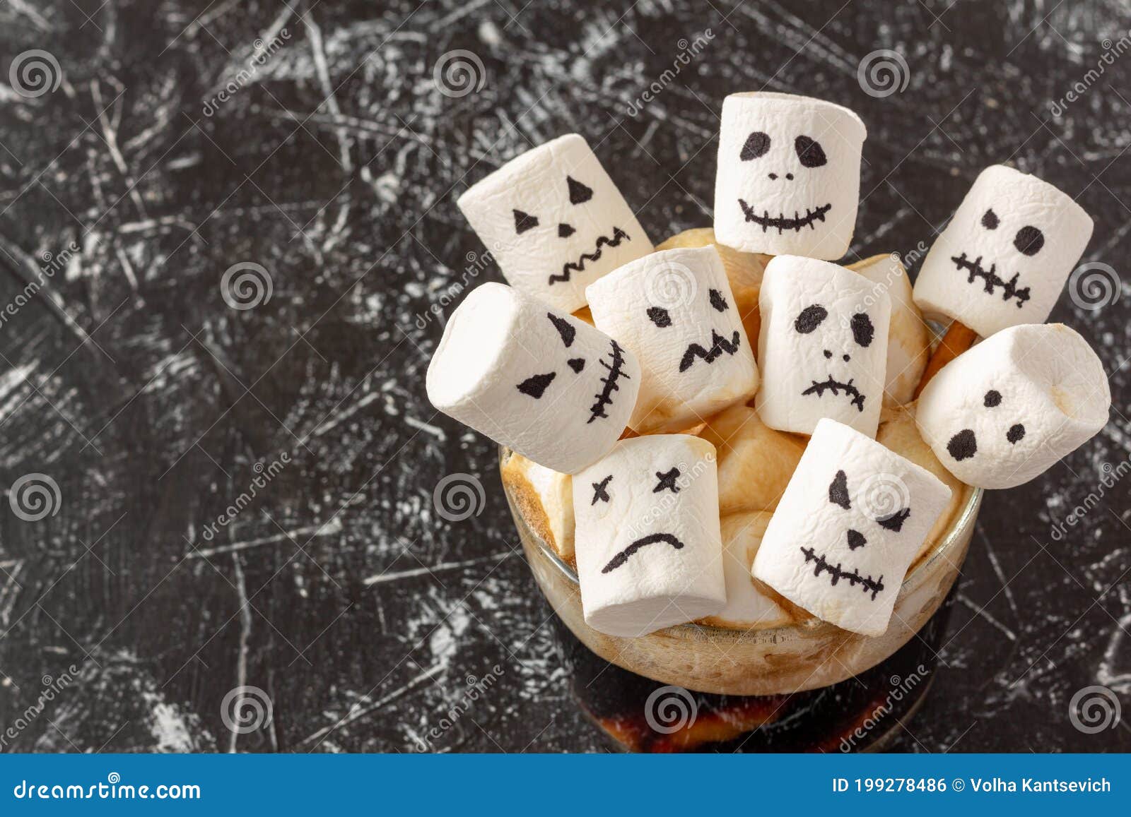 Rostos Assustadores Monstros De Marshmallow Em Xícara De Café Para  Halloween Foto de Stock - Imagem de conceito, monstro: 199278486