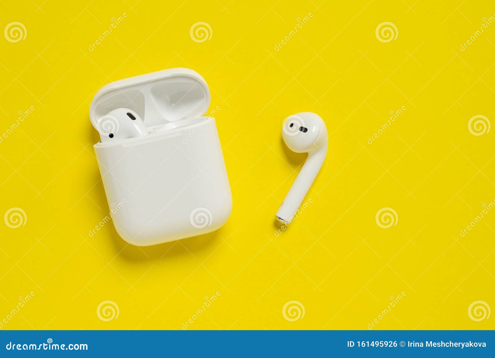 ROSTOV-on-DON, RUSIA - 07 De Octubre De 2019: Auriculares Inalámbricos  Apple AirPods Bluetooth Y Caja De Carga Para IPhone Apple Foto editorial -  Imagen de nuevo, hospitalidad: 161495926