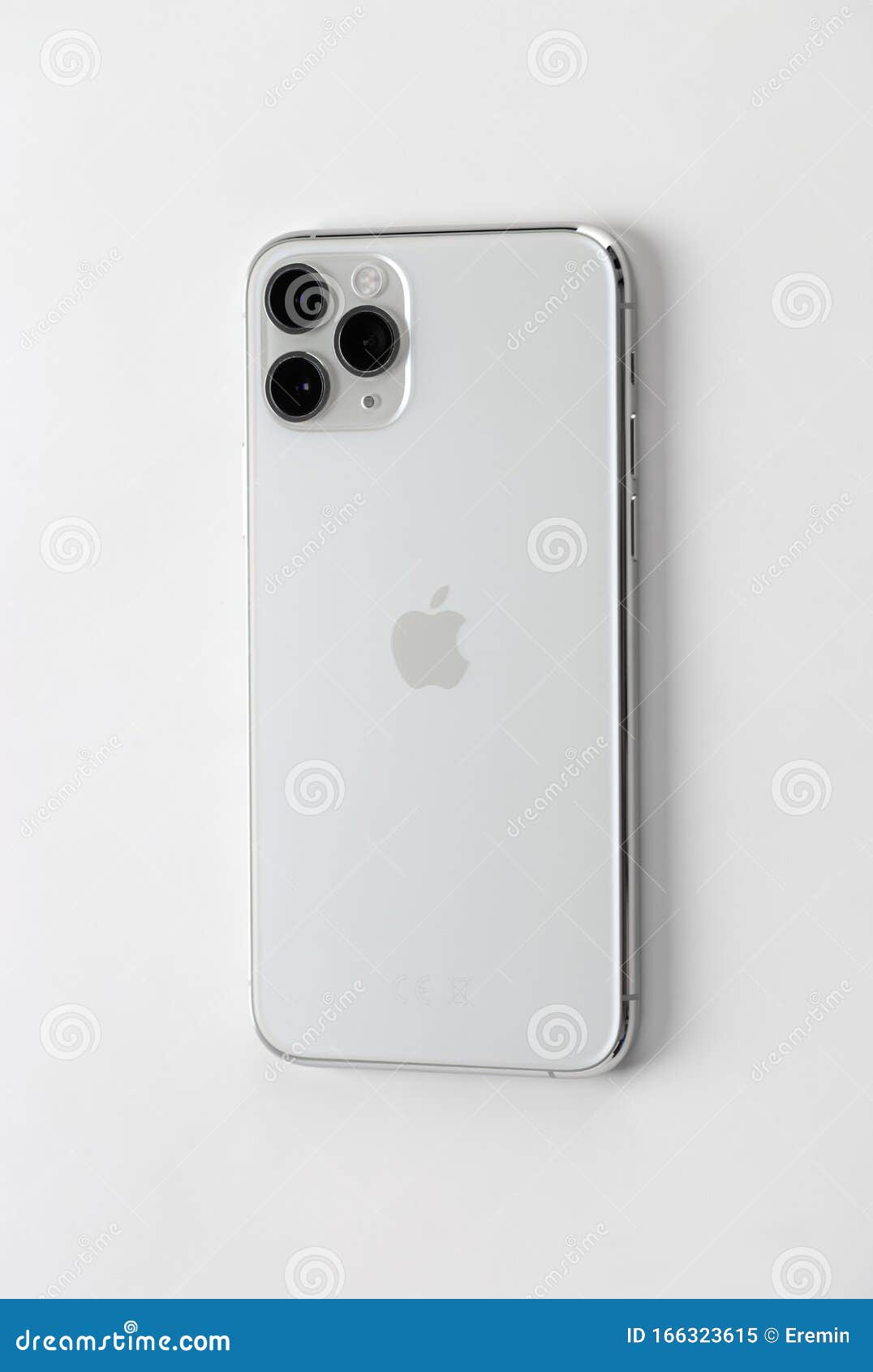Chiếc iPhone bạc trên nền trắng sẽ khiến bạn cảm thấy đẳng cấp và vẻ đẹp tinh tế. Hình ảnh liên quan sẽ khiến bạn không thể chối từ và đón chào sự kết hợp tuyệt vời giữa màu bạc và trắng, tạo nên một vẻ ngoài sang trọng và tinh tế.