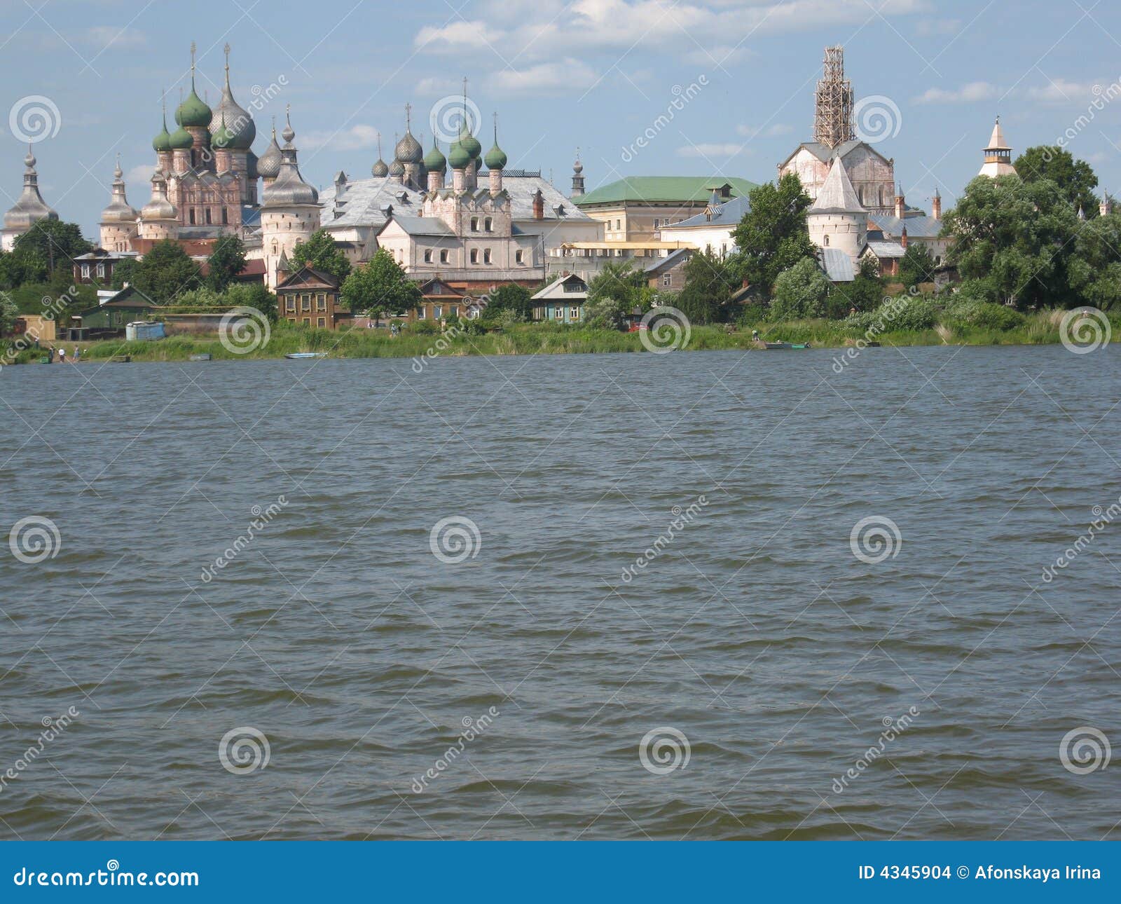 Rostov, Russie. Une des villes historiques les plus célèbres de la Russie Rostov, Kremlin (château de ville avec des églises à l'intérieur) sur le côté du lac Nero.