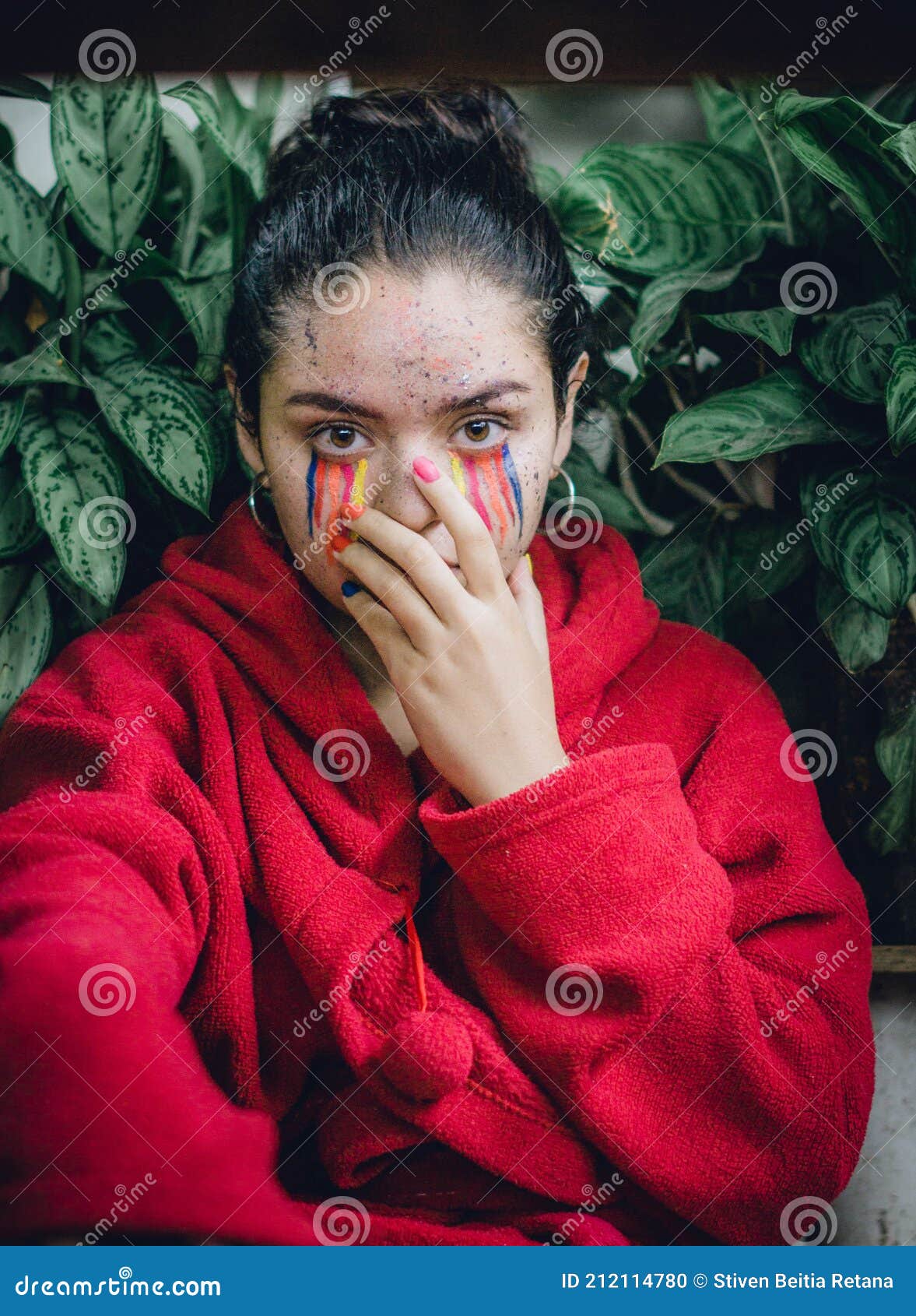 rostro de chica con pintura de colores. light honey-colored eyes.