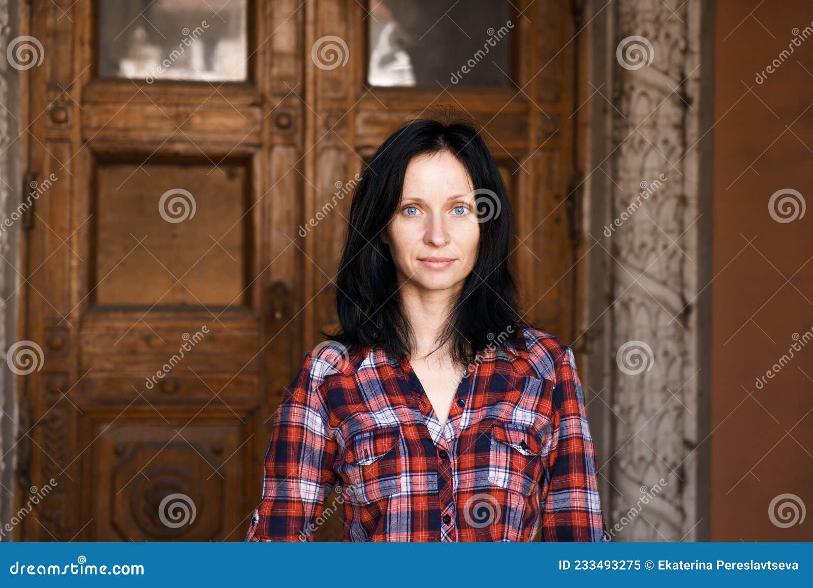 Rostro Oculto De Una Mujer Bonita Con Ojos Azules Pelo Oscuro Natural Sin Maquillaje Imagen de archivo - Imagen de manera, morena: 233493275 Rostro Oculto De Una Mujer Bonita Con Ojos Azules Pelo Oscuro Natural Sin Maquillaje Imagen de archivo - Imagen de manera, morena: 233493275
