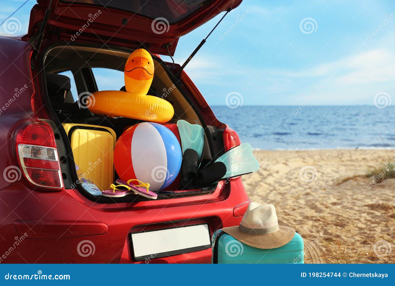 Rot Auto Mit Gepäck Auf Strand Sommerurlaubsreise Stockfoto - Bild