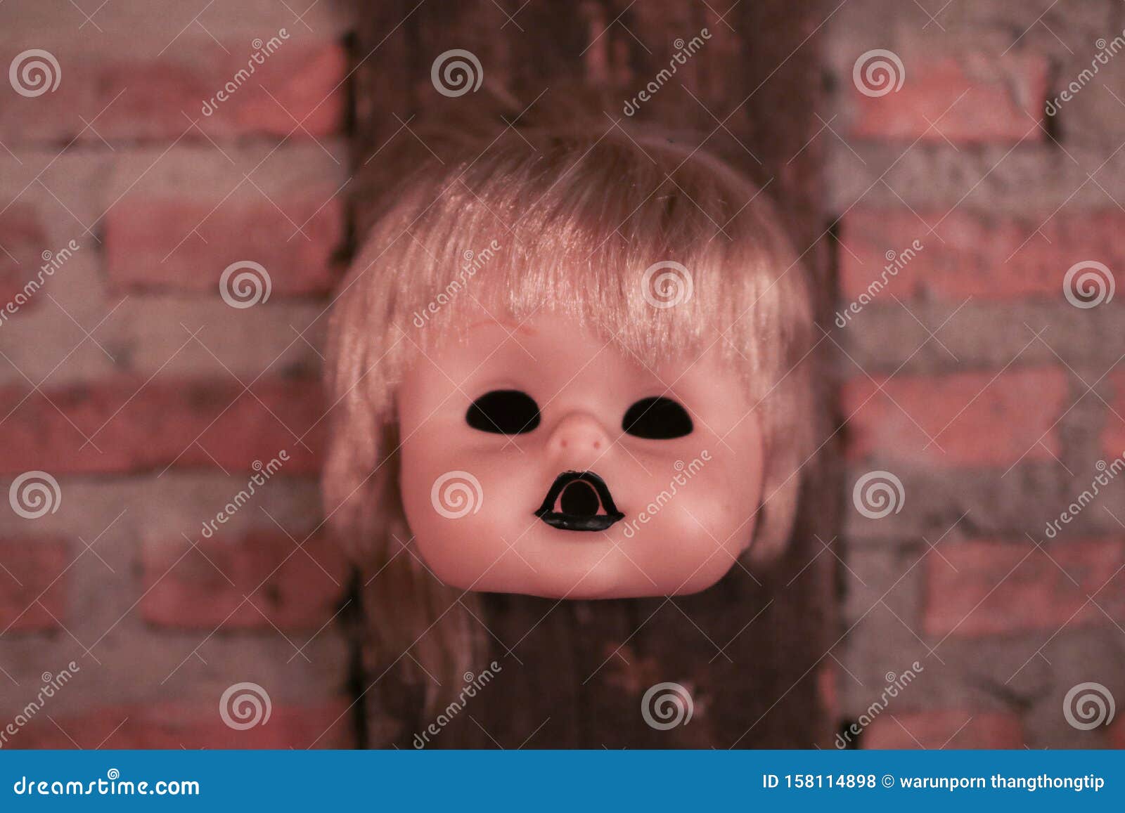 Rota Cara De Muñeca Y Cabeza Colgando En La Pared De Ladrillo De Decoración Para La Fiesta De Halloween Foto de archivo - Imagen de pared, muñeca: 158114898