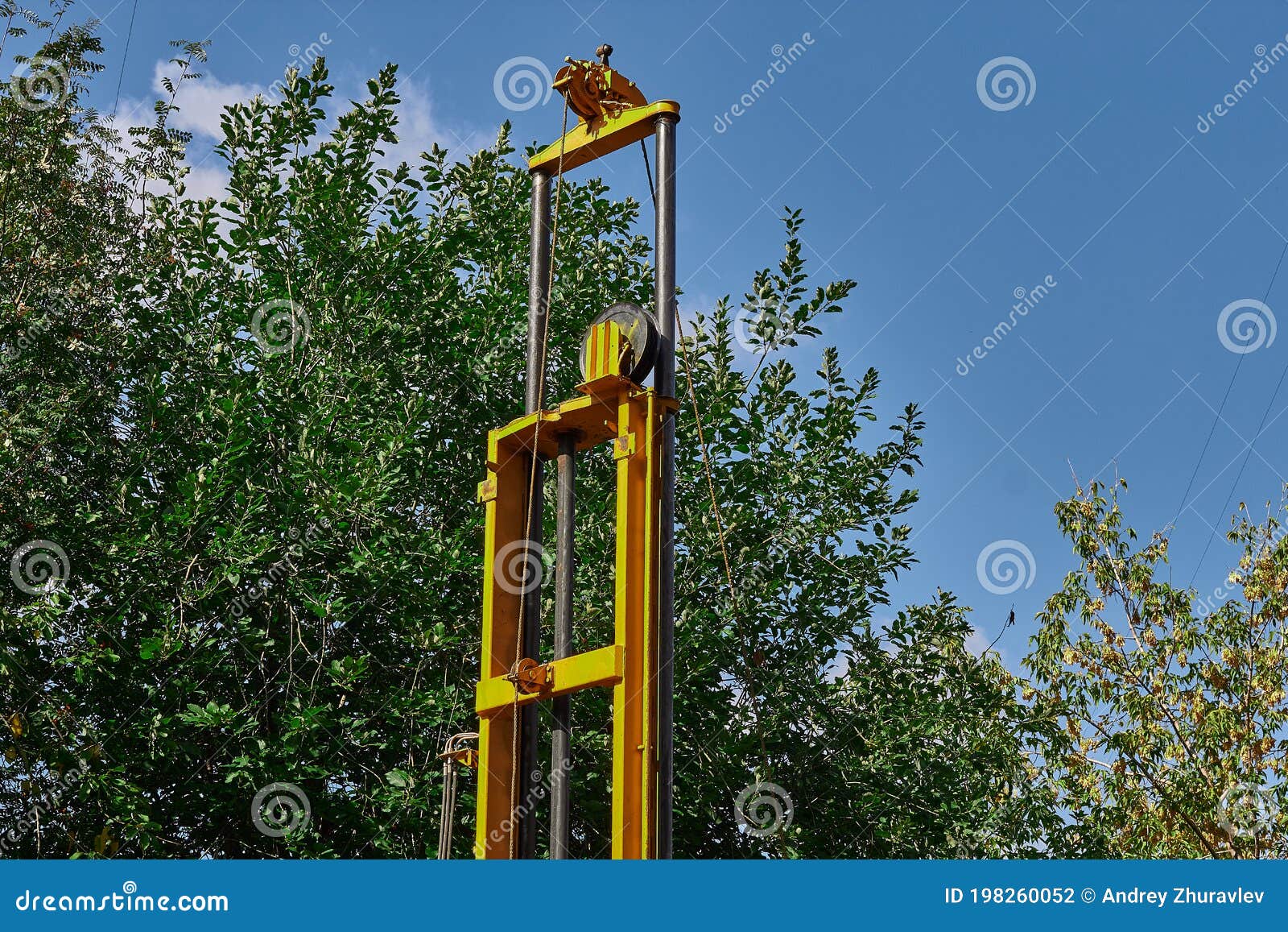 Rotating the Winch of the Drilling Device Work on Drilling Wells