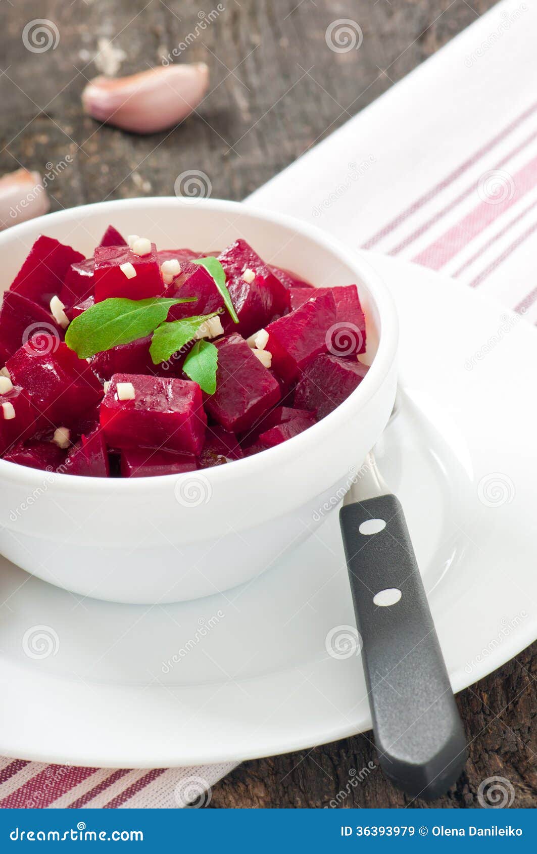 Rote-Bete-Wurzeln Salat Mit Knoblauch Stockbild - Bild von platte ... Rote-Bete-Wurzeln Salat Mit Knoblauch Stockbild - Bild von platte ...