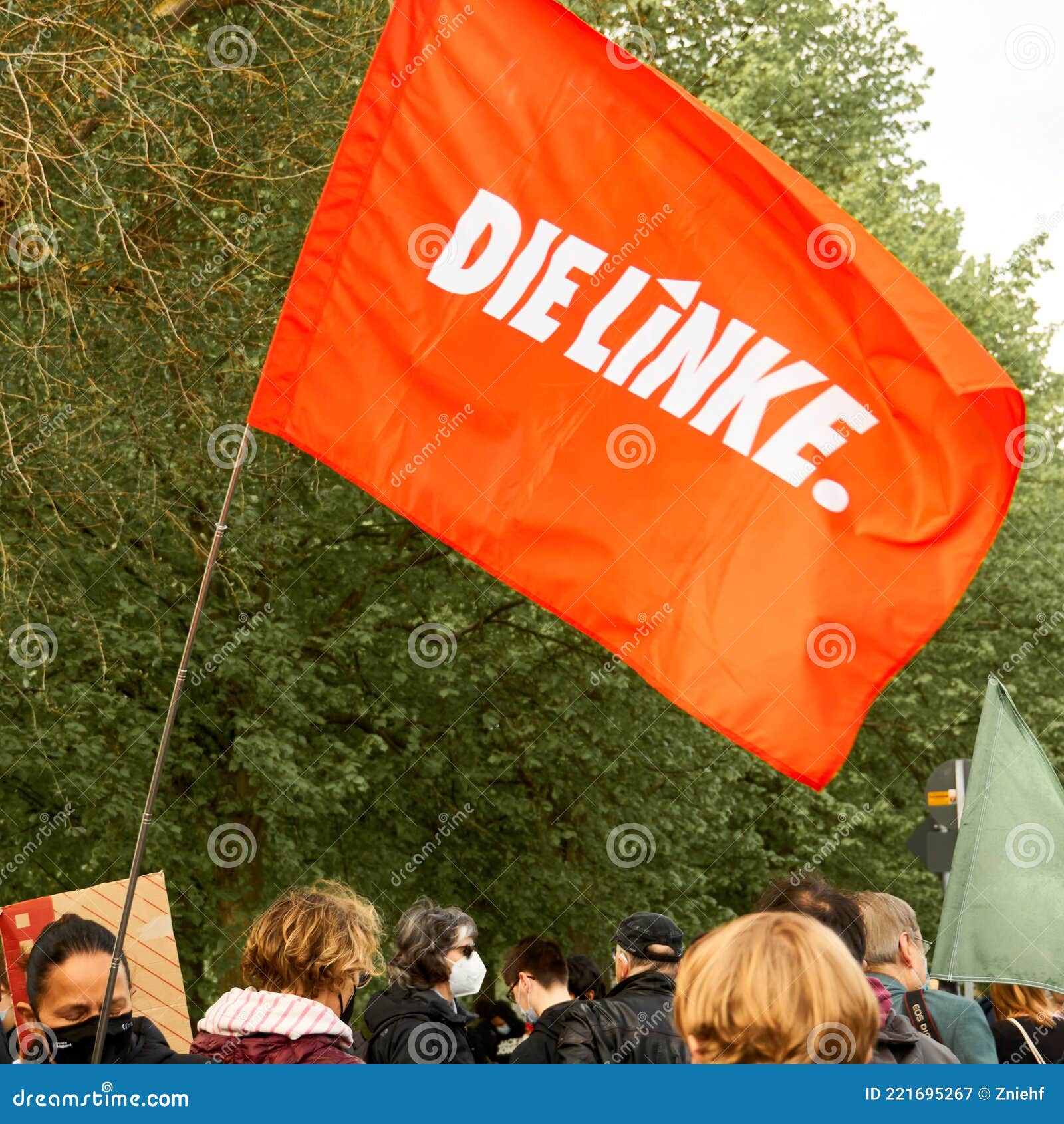 Rote Fahne Der Deutschen Linkspartei Sterben Linke Fliegt über Köpfe Der  Demonstranten Redaktionelles Stockfotografie - Bild von nebelfleck,  extremist: 221695267