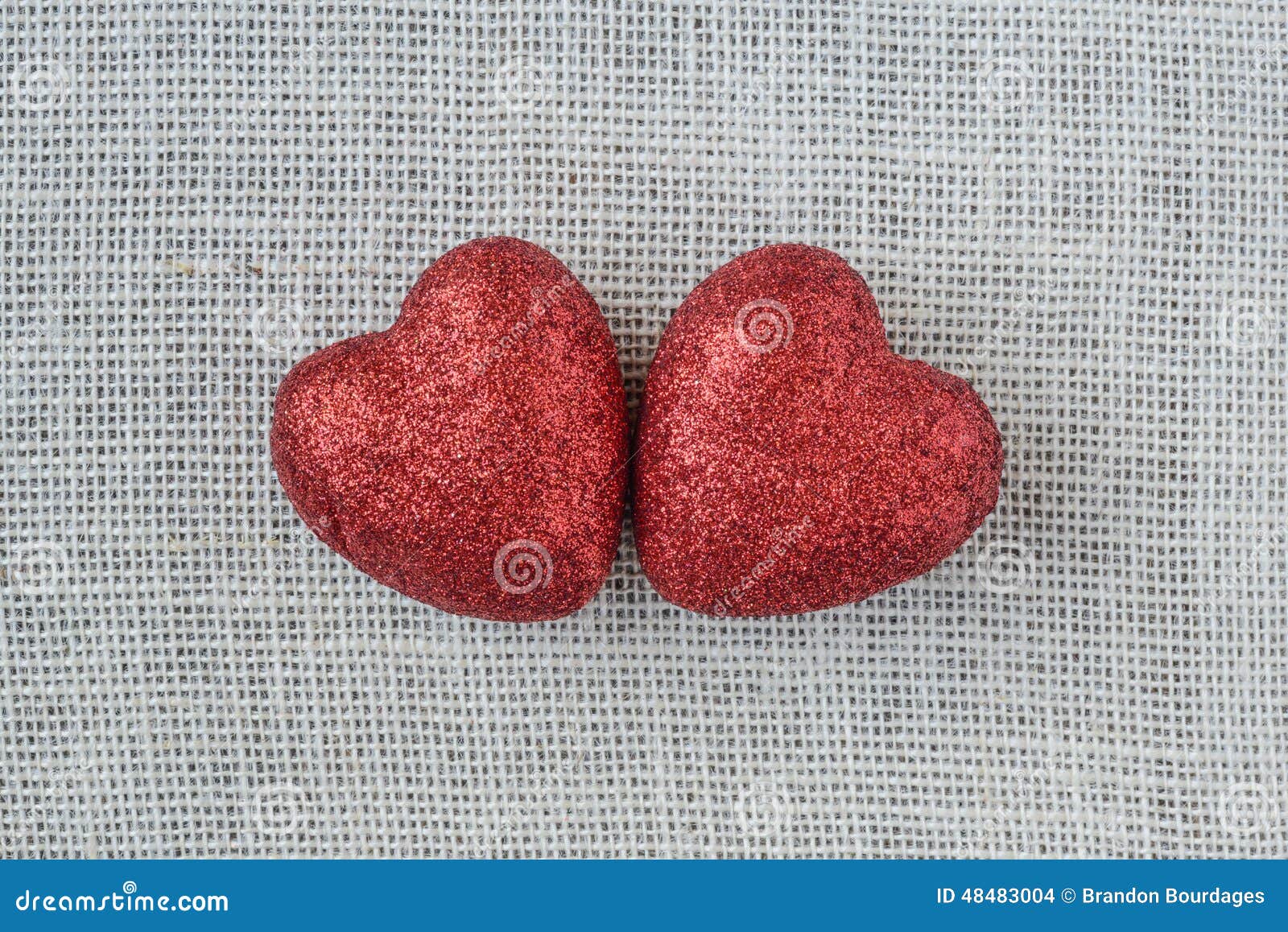 Rote Herzen Auf Leinwand Hintergrund Stockfoto Bild Von Celebrate Braun