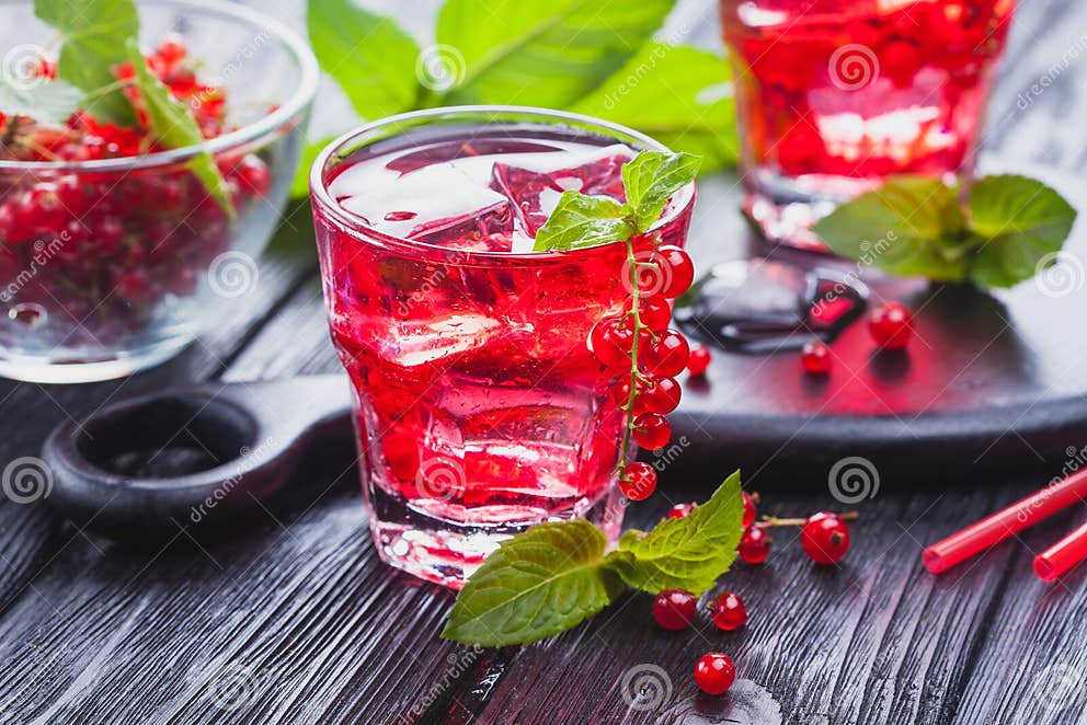 Rote Johannisbeercocktail Mit Eis Und Frischer Minze Auf Einem ...