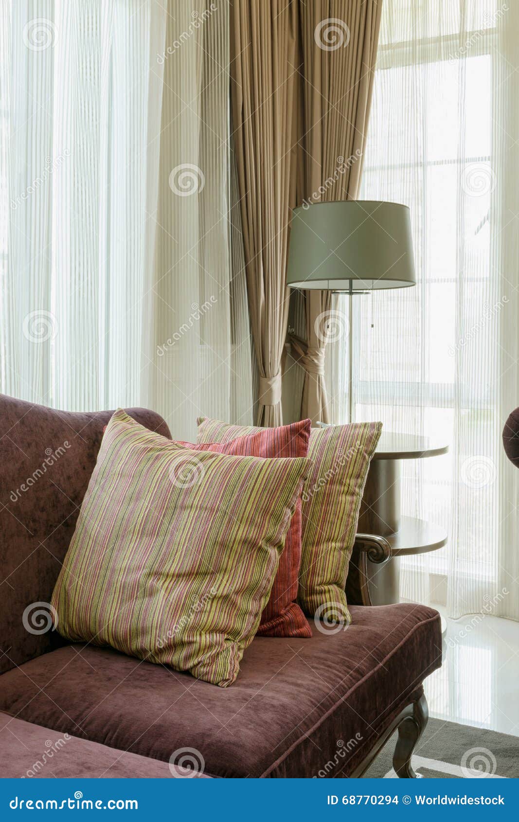 Rote Kissen Auf Sofa Im Luxuswohnzimmer Stockfoto - Bild von kissen