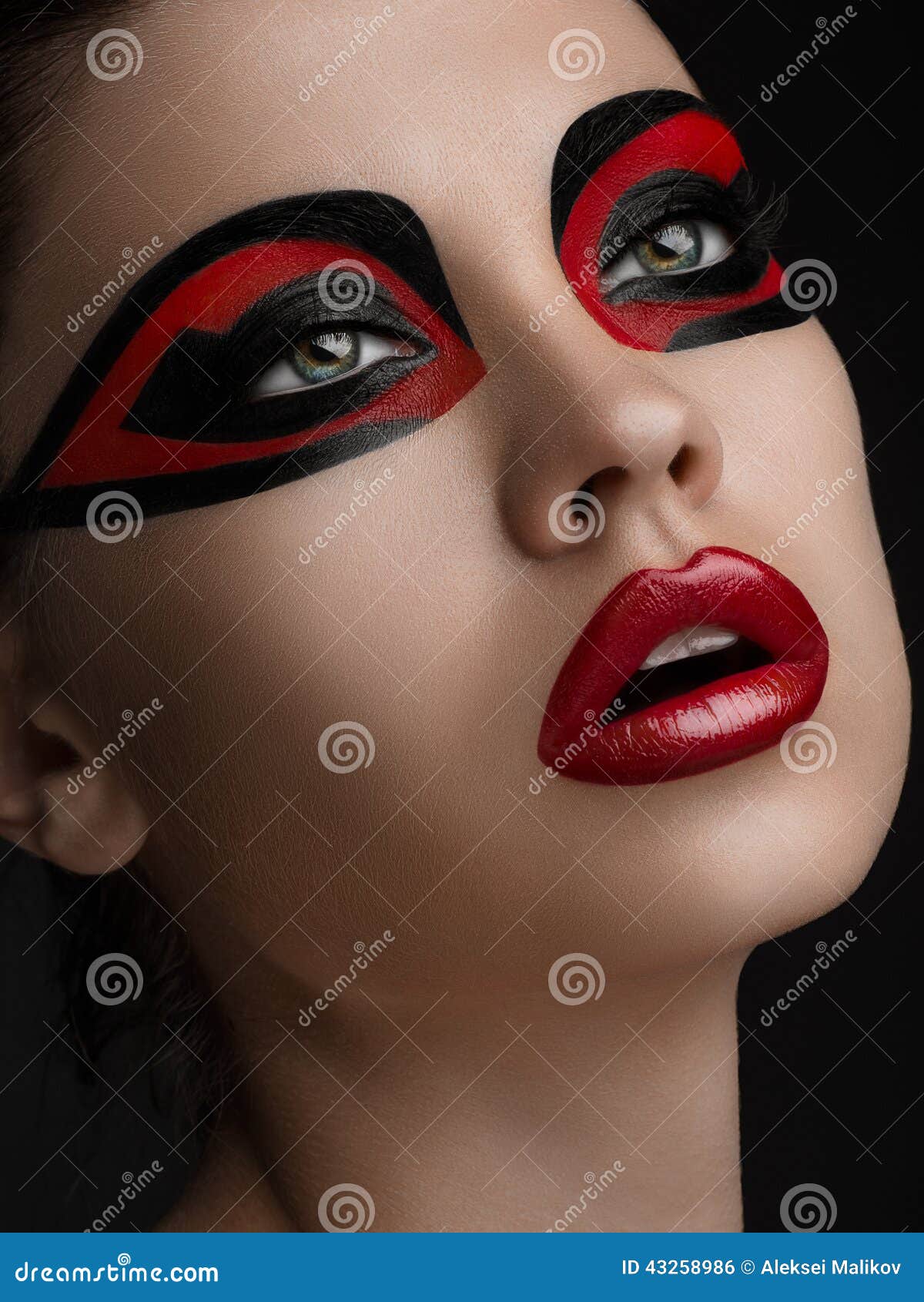 Rote Lippen Schwarzen Make Up Auf Den Augen Der Maske Frauen Schonheit Stockfoto Bild Von Schwarzen Rote