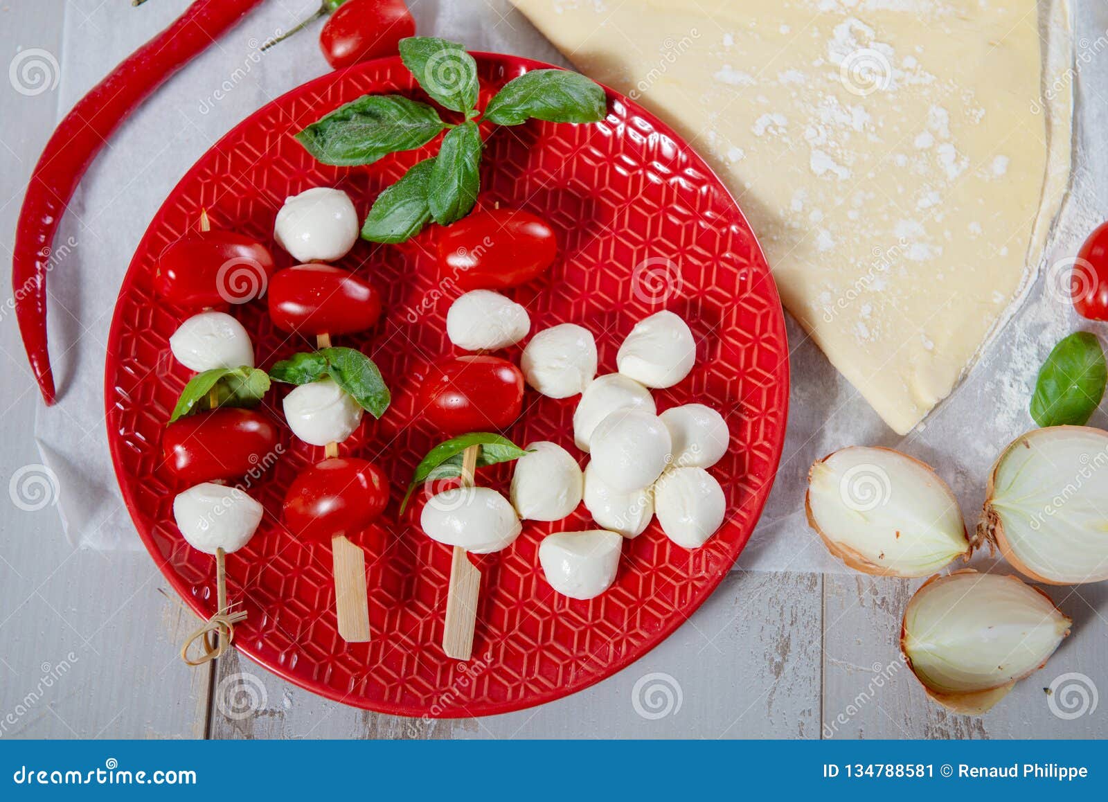 Rote Platte Mit Kleinen Tomaten Und Mozzarella Stockbild - Bild von ...