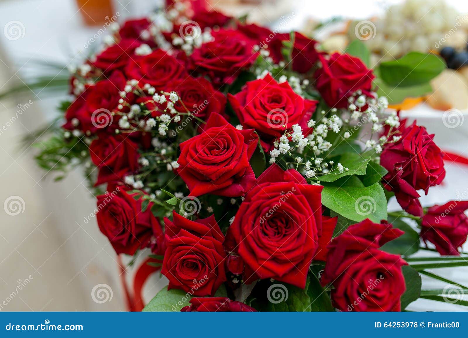 Rote Rosen Der Dekoration Der Frischen Blumen an Der ...