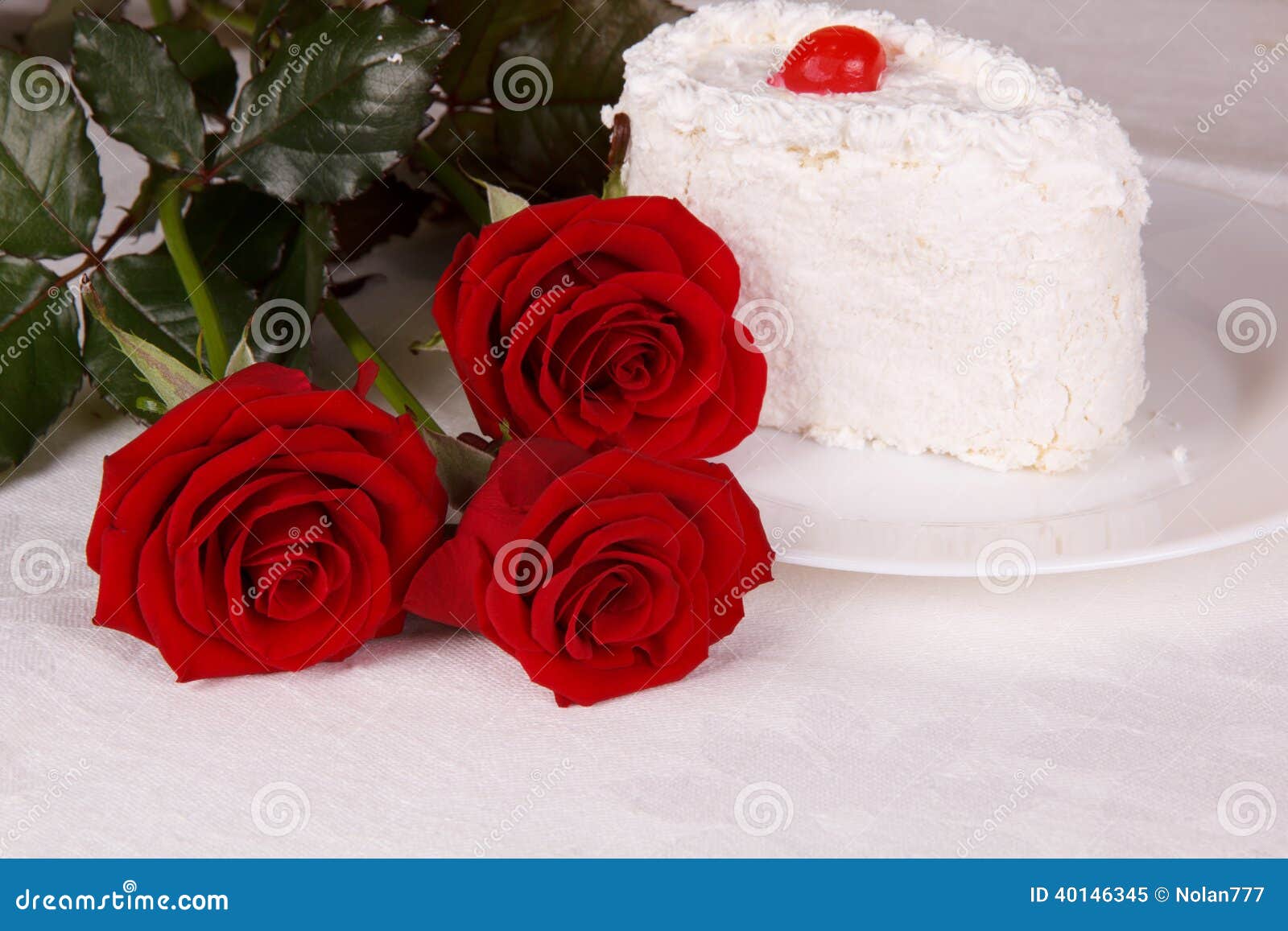 Rote Rosen Und Ein Kuchen Auf Dem Tisch Stockbild - Bild von tageslicht ...