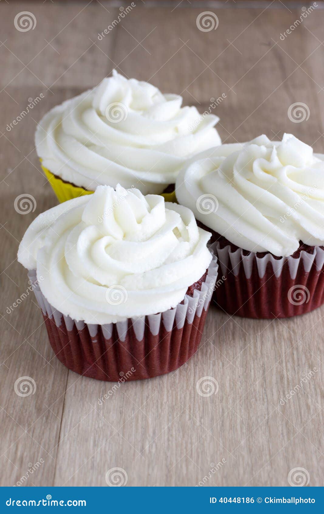 Rote Samt-kleine Kuchen stockfoto. Bild von feier, bereifen - 40448186